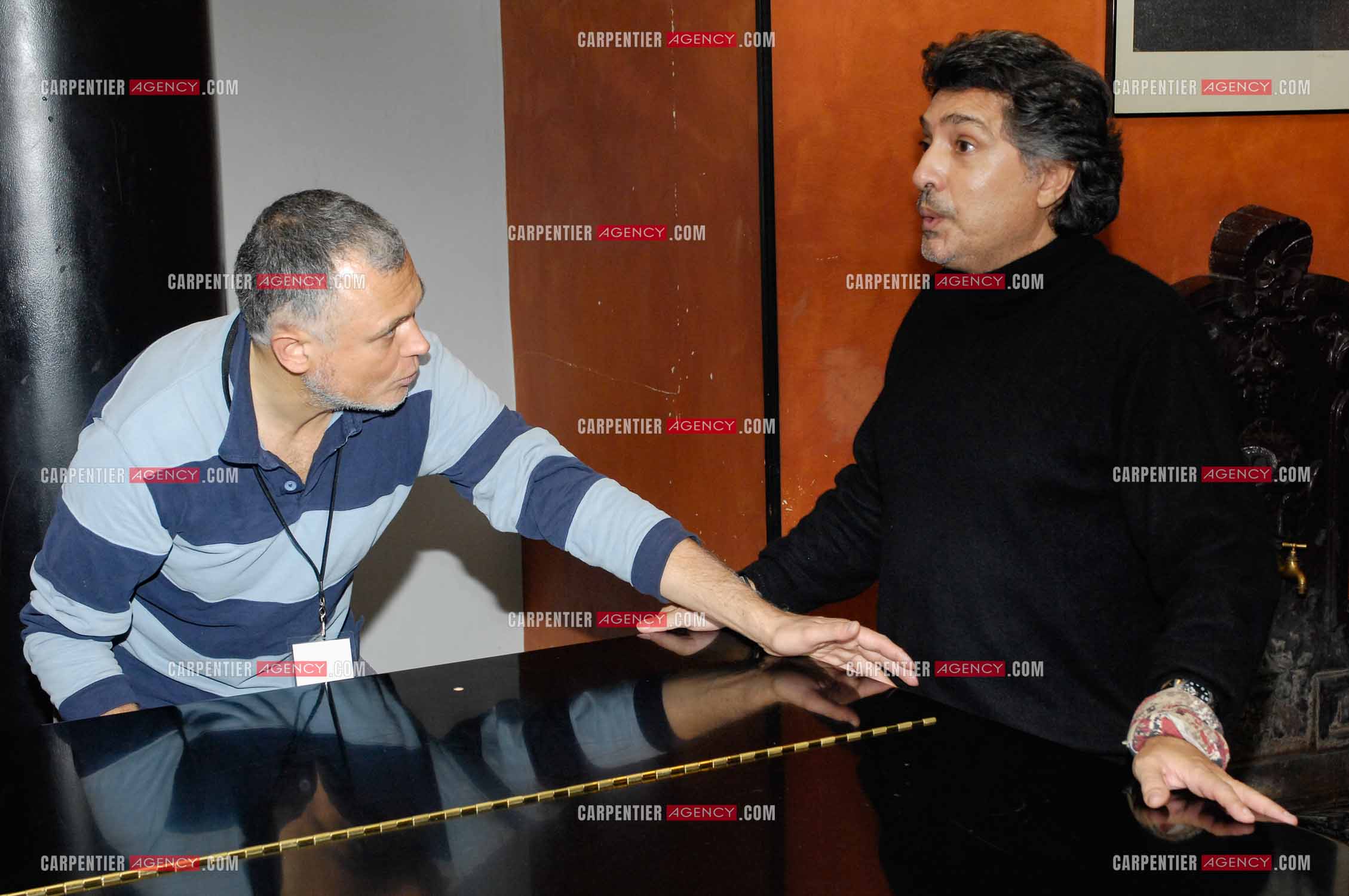 Le chanteur Frédéric François à l'Olympia du 29 février au 09 mars 2008. Dans les loges de l'Olympia, Frédéric François travaille sa voie avec son coach vocal Richard Cross.  ( Exclusif )
