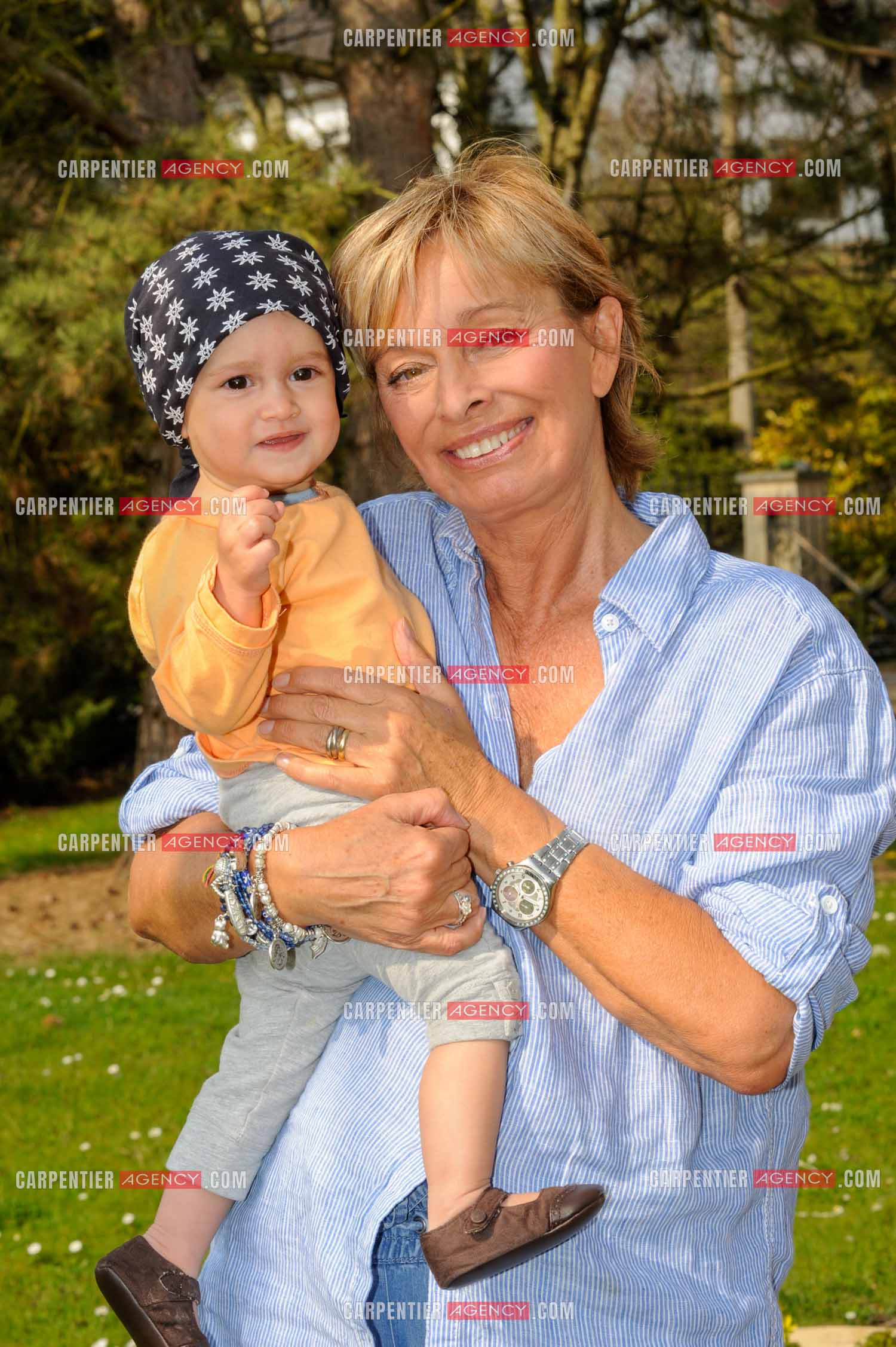 Le chanteur Frédéric François chez lui en Belgique. Sa femme Monique avec une de ses petites filles, la petite Alia. ( Exclusif )