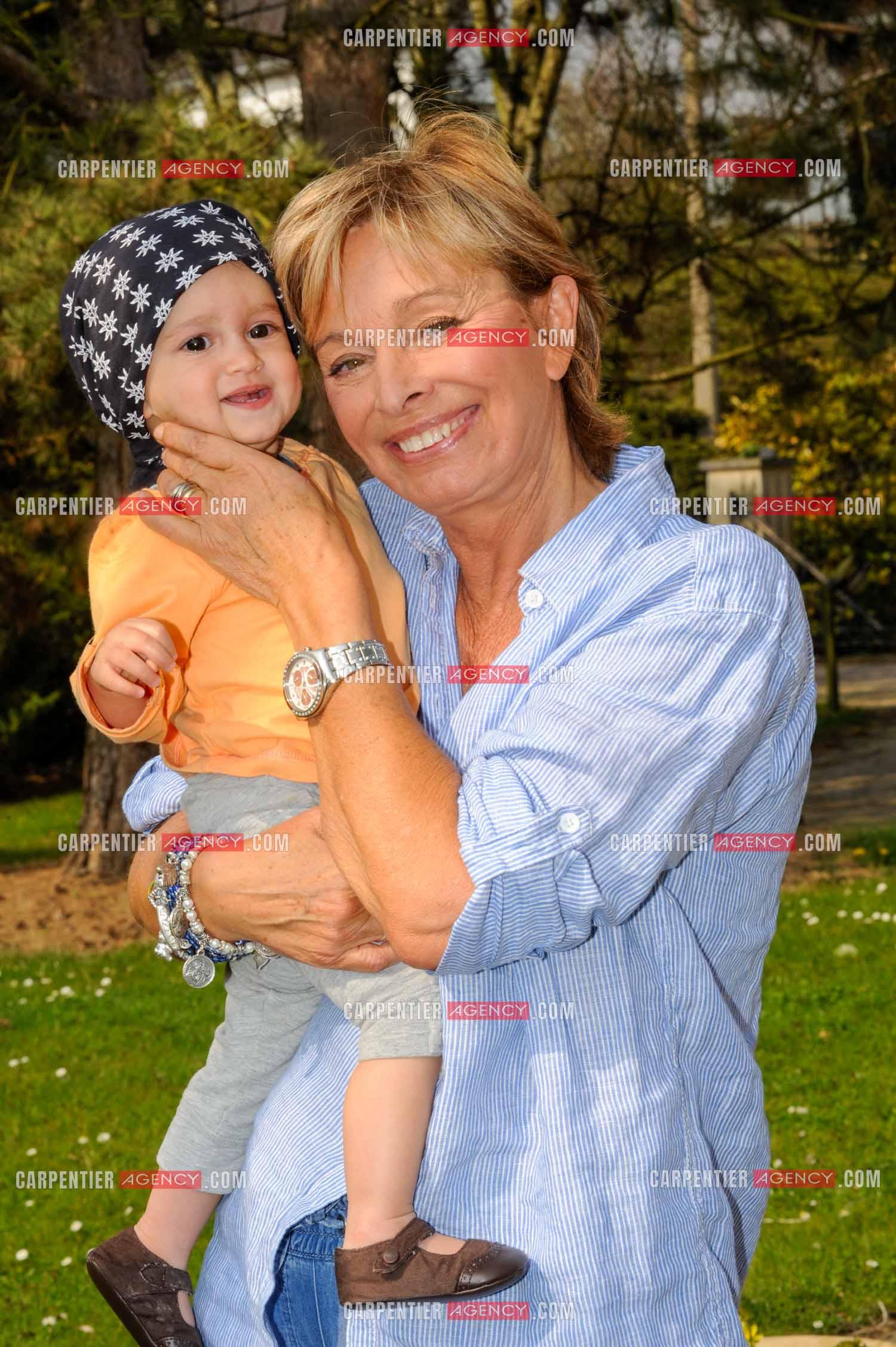 Le chanteur Frédéric François chez lui en Belgique. Sa femme Monique avec une de ses petites filles, la petite Alia. ( Exclusif )