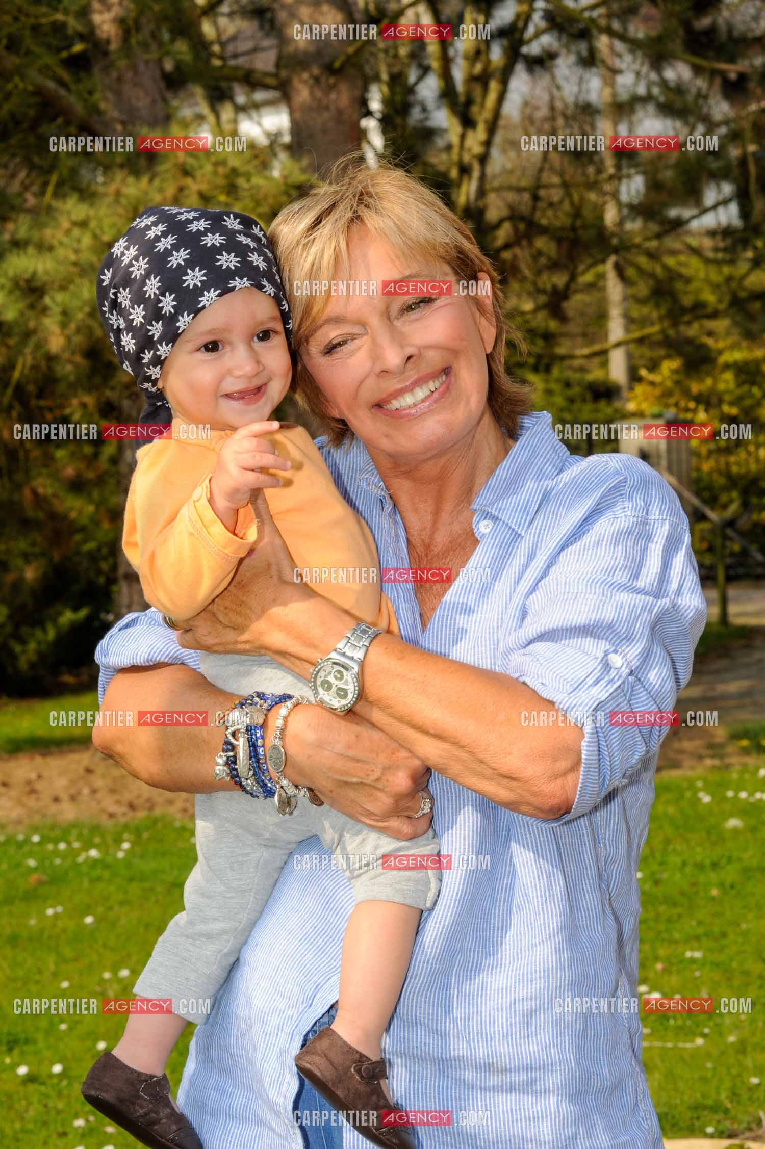Le chanteur Frédéric François chez lui en Belgique. Sa femme Monique avec une de ses petites filles, la petite Alia. ( Exclusif )