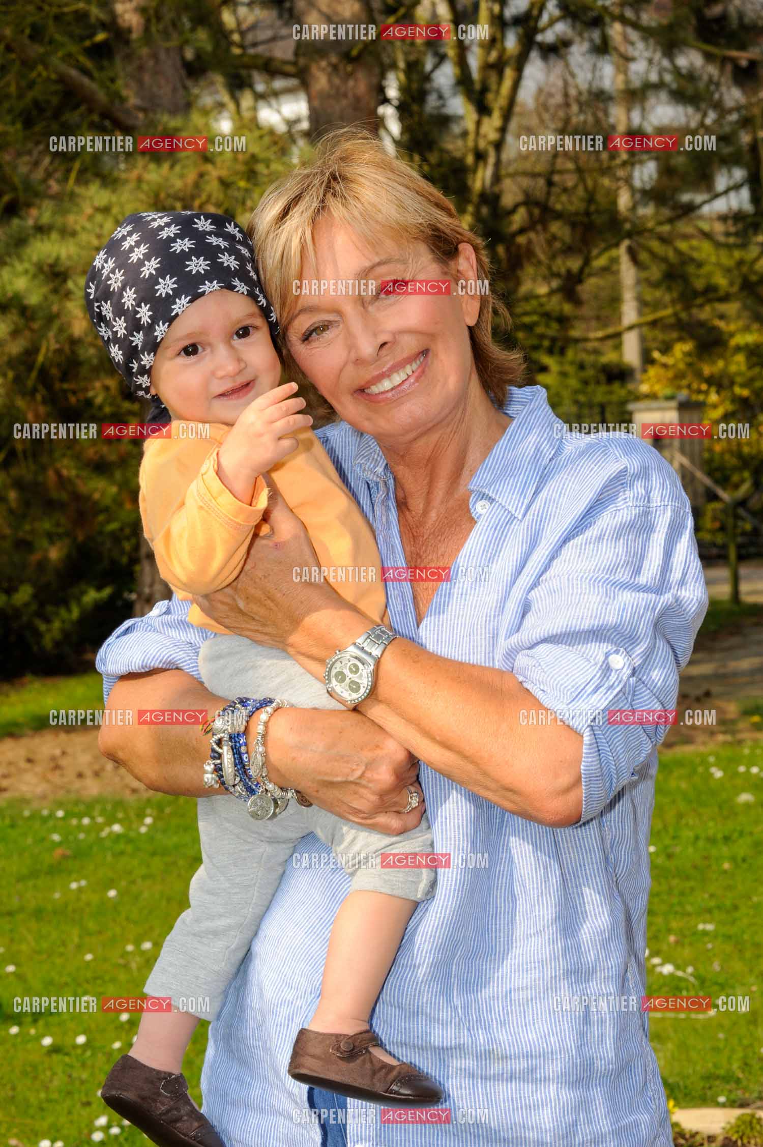 Le chanteur Frédéric François chez lui en Belgique. Sa femme Monique avec une de ses petites filles, la petite Alia. ( Exclusif )