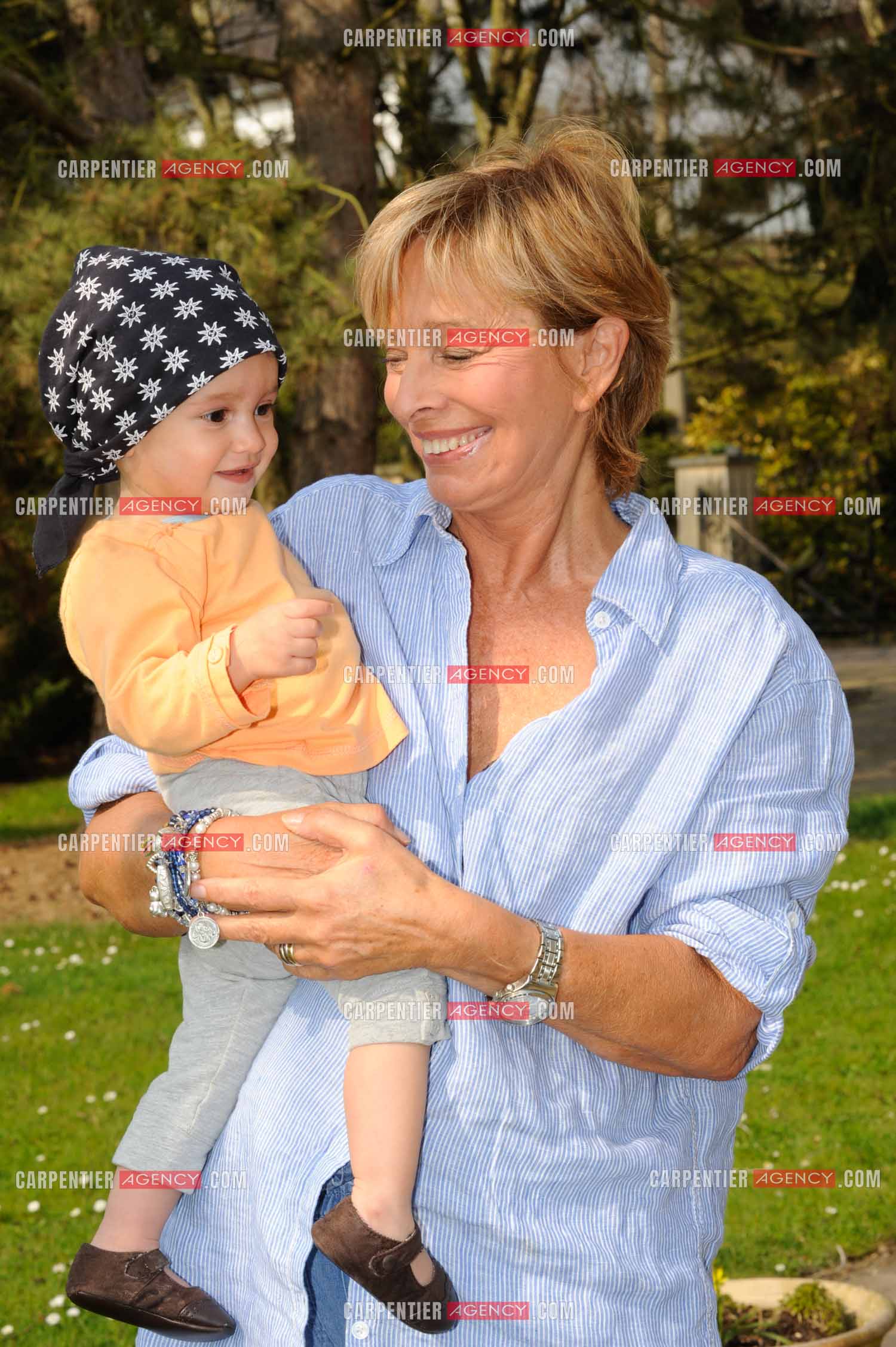 Le chanteur Frédéric François chez lui en Belgique. Sa femme Monique avec une de ses petites filles, la petite Alia. ( Exclusif )