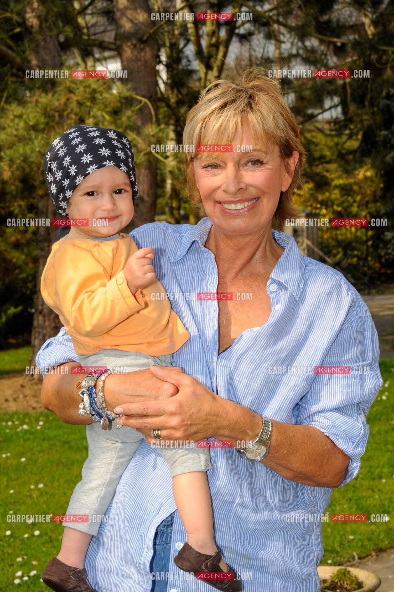 Le chanteur Frédéric François chez lui en Belgique. Sa femme Monique avec une de ses petites filles, la petite Alia. ( Exclusif )