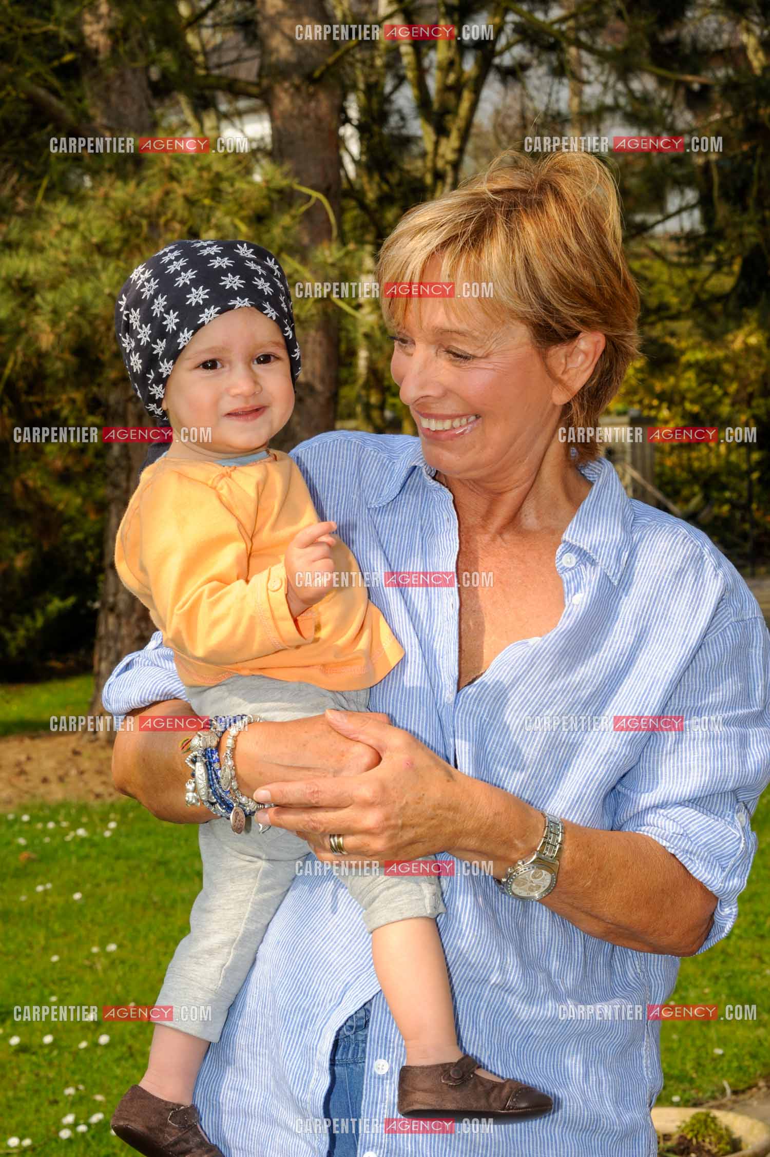 Le chanteur Frédéric François chez lui en Belgique. Sa femme Monique avec une de ses petites filles, la petite Alia. ( Exclusif )