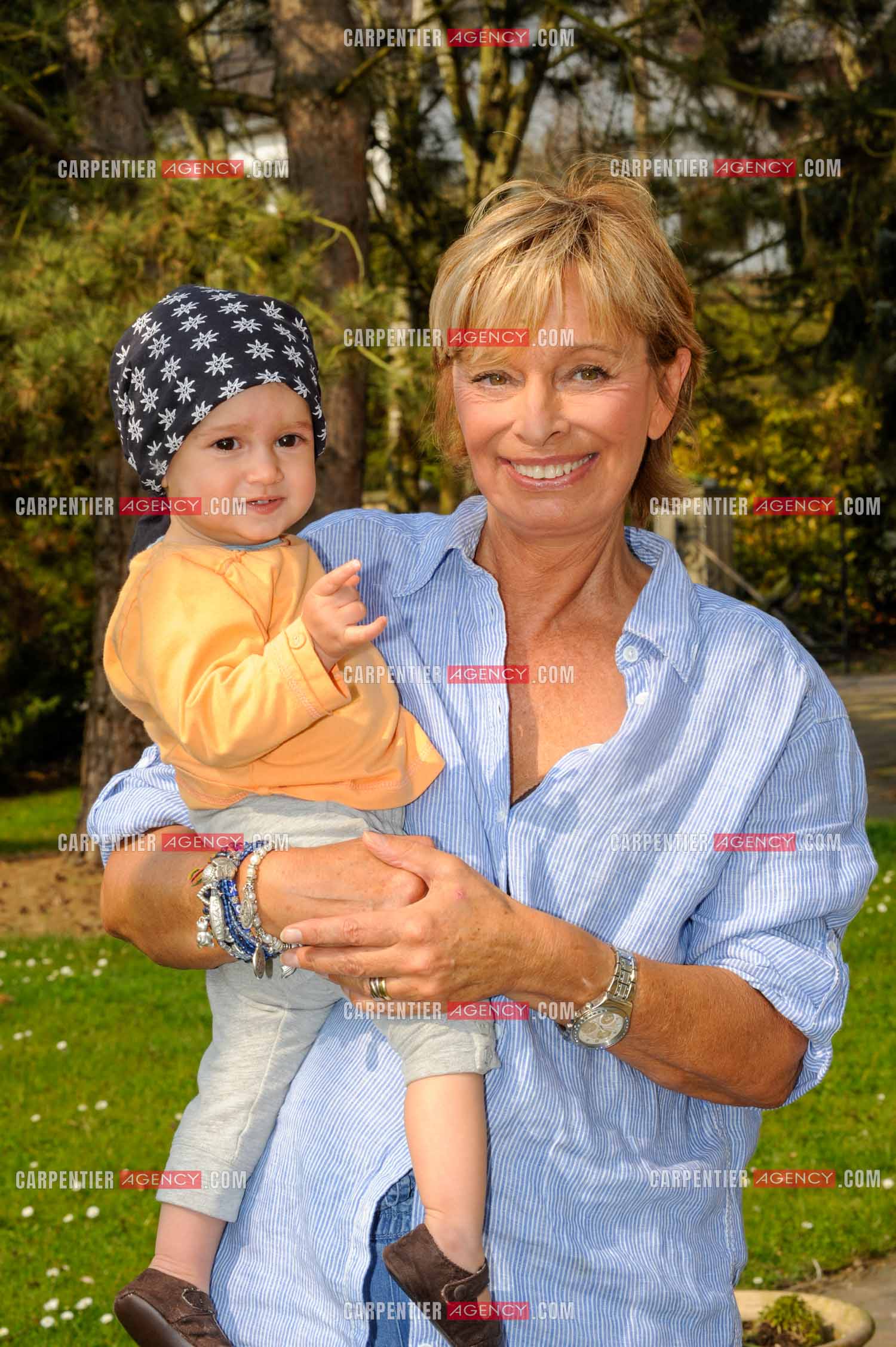 Le chanteur Frédéric François chez lui en Belgique. Sa femme Monique avec une de ses petites filles, la petite Alia. ( Exclusif )