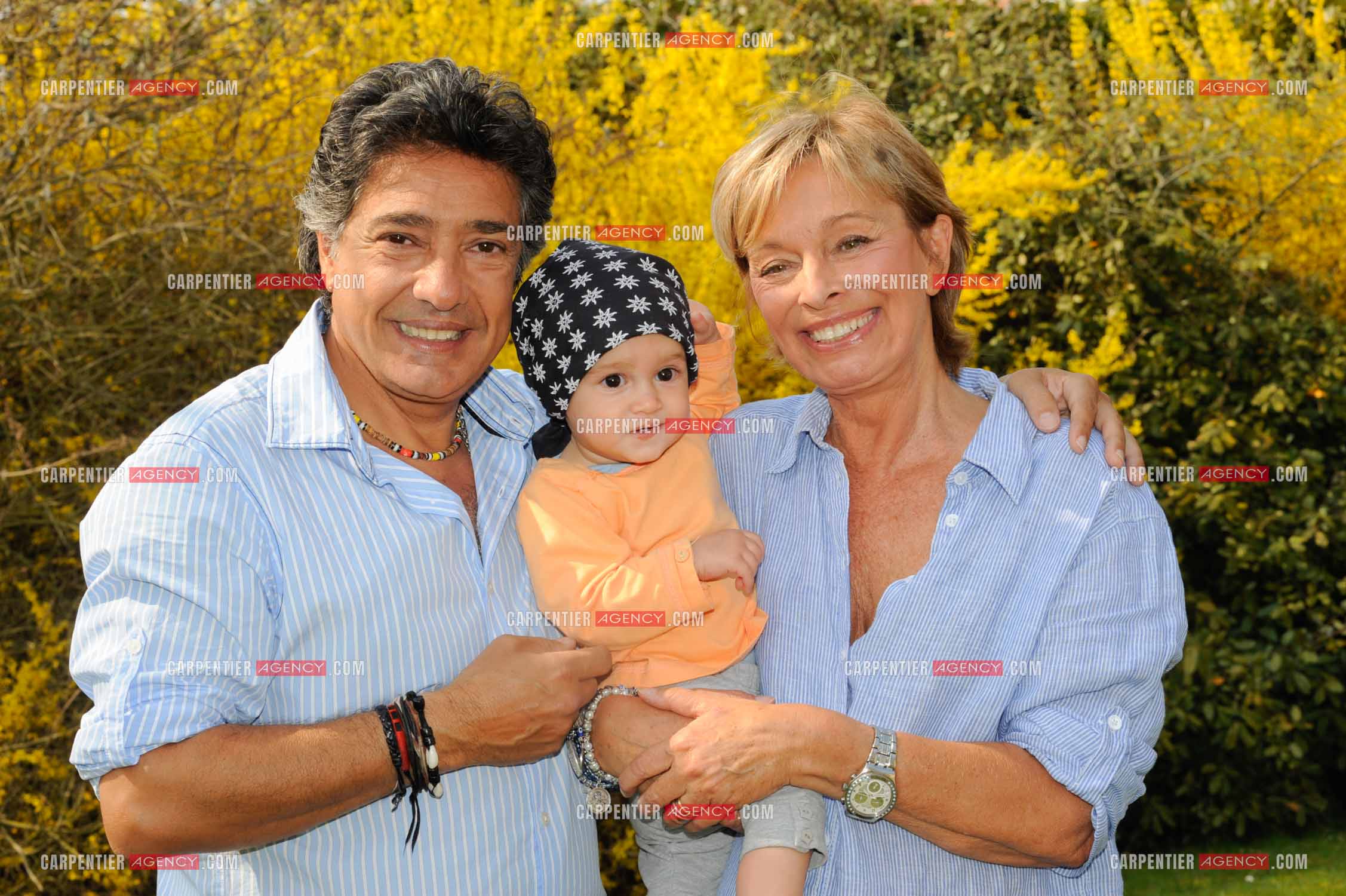 Le chanteur Frédéric François chez lui en Belgique avec sa femme Monique et leur petite fille Alia.  ( Exclusif )