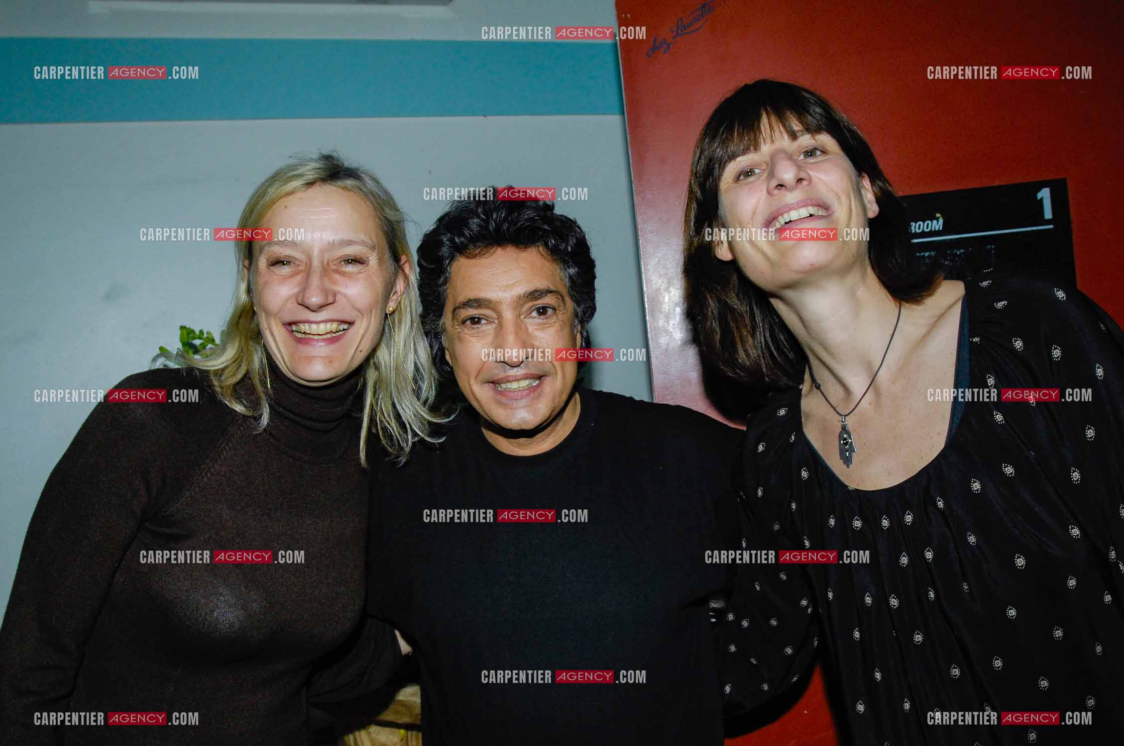 Le chanteur Frédéric François à l'Olympia du 29 février au 09 mars 2008. Frédéric François dans sa loge entouré des dirigeants de sa maison de disque Sony Valérie Michelin et sa collaboratrice.  ( Exclusif )