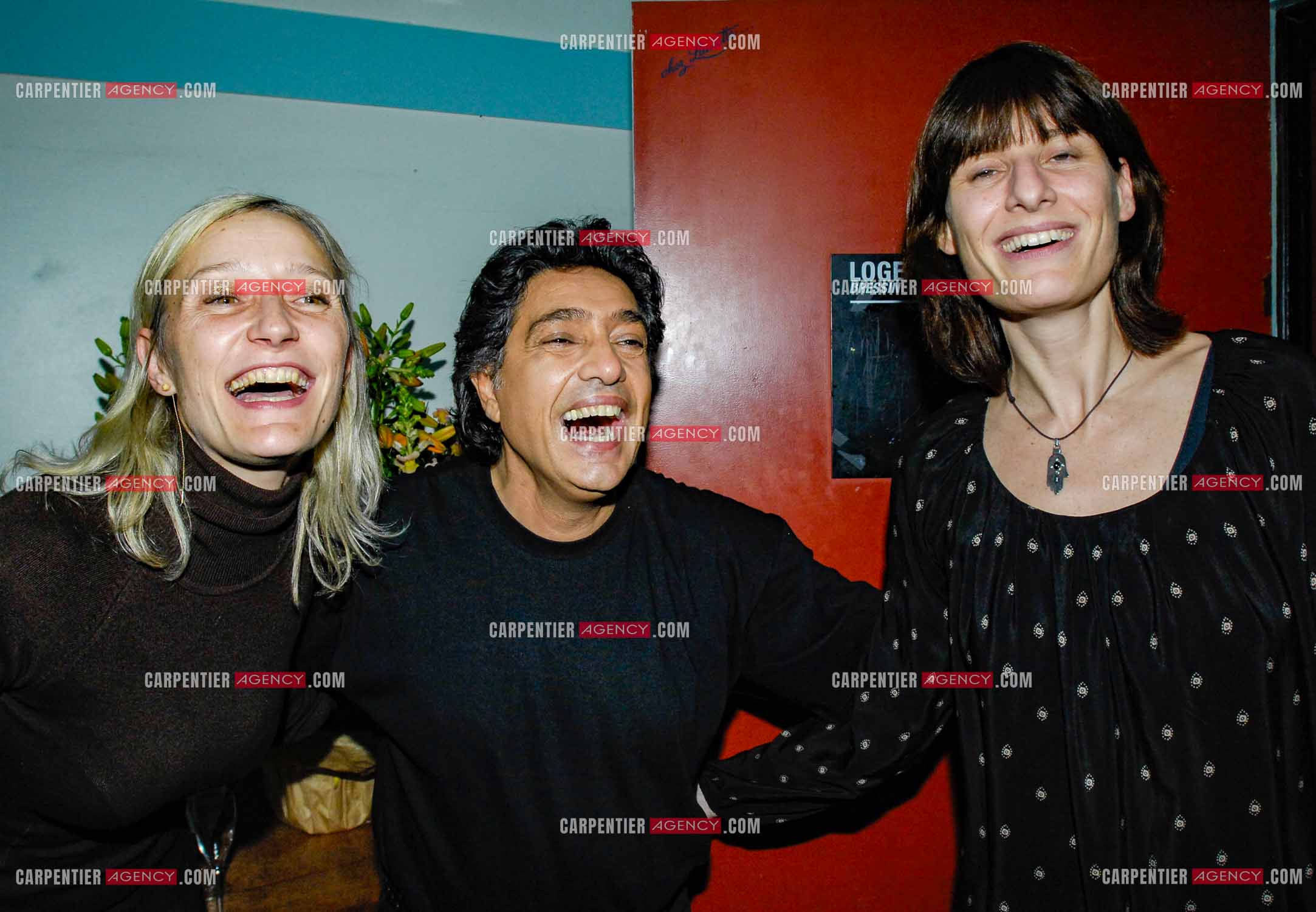 Le chanteur Frédéric François à l'Olympia du 29 février au 09 mars 2008. Frédéric François dans sa loge entouré des dirigeants de sa maison de disque Sony Valérie Michelin et sa collaboratrice.  ( Exclusif )