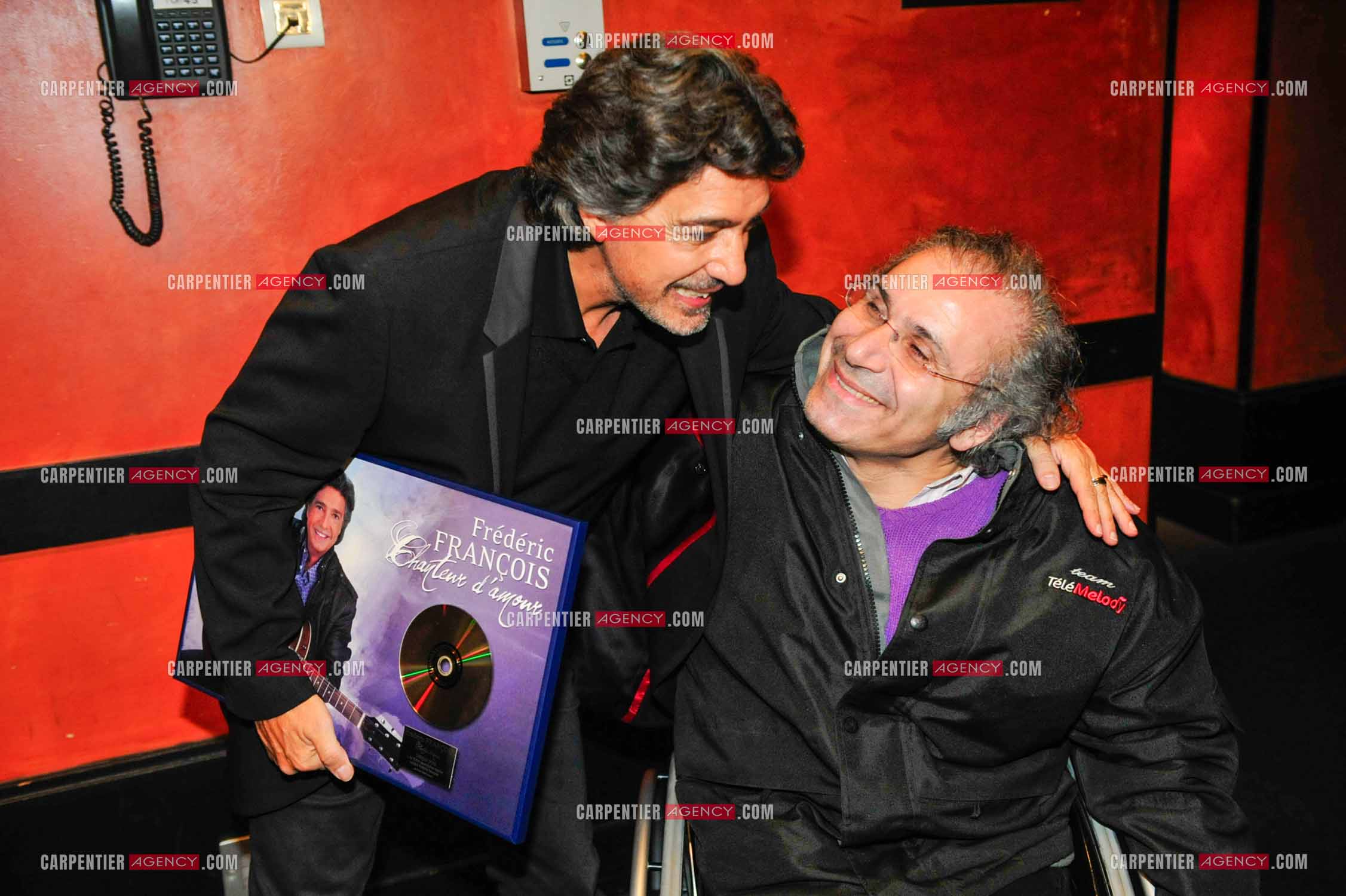 Le chanteur Frédéric François à l'Olympia du 11 au 20 février 2011. Frédéric François et son parolier Frédéric Zeitoun reçoivent un disque d'or "CHANTEUR D'AMOUR“ de la maison de disque Sony pour plus de 75 000 albums vendus. ( Exclusif )