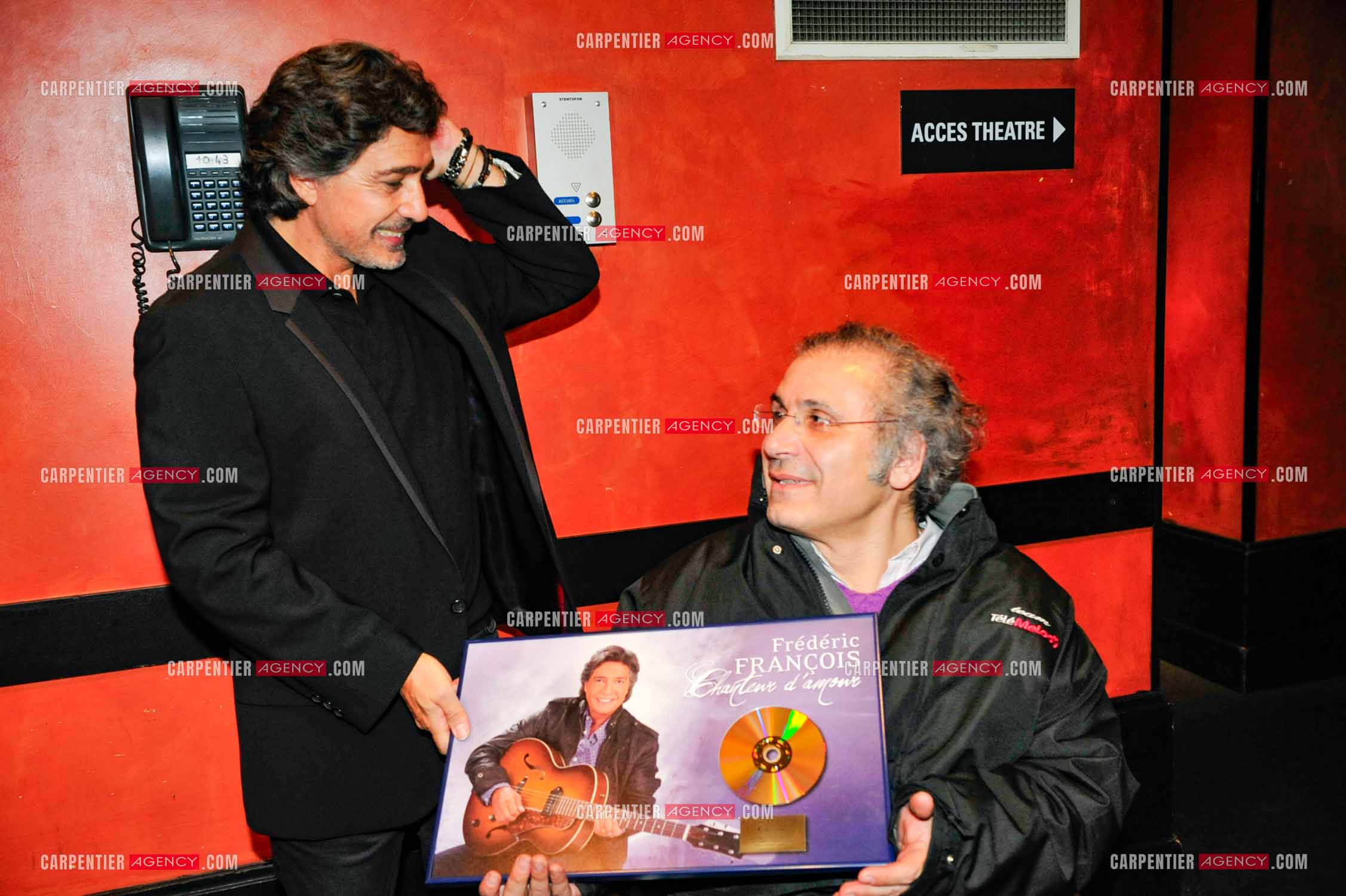 Le chanteur Frédéric François à l'Olympia du 11 au 20 février 2011. Frédéric François et son parolier Frédéric Zeitoun reçoivent un disque d'or "CHANTEUR D'AMOUR“ de la maison de disque Sony pour plus de 75 000 albums vendus. ( Exclusif )