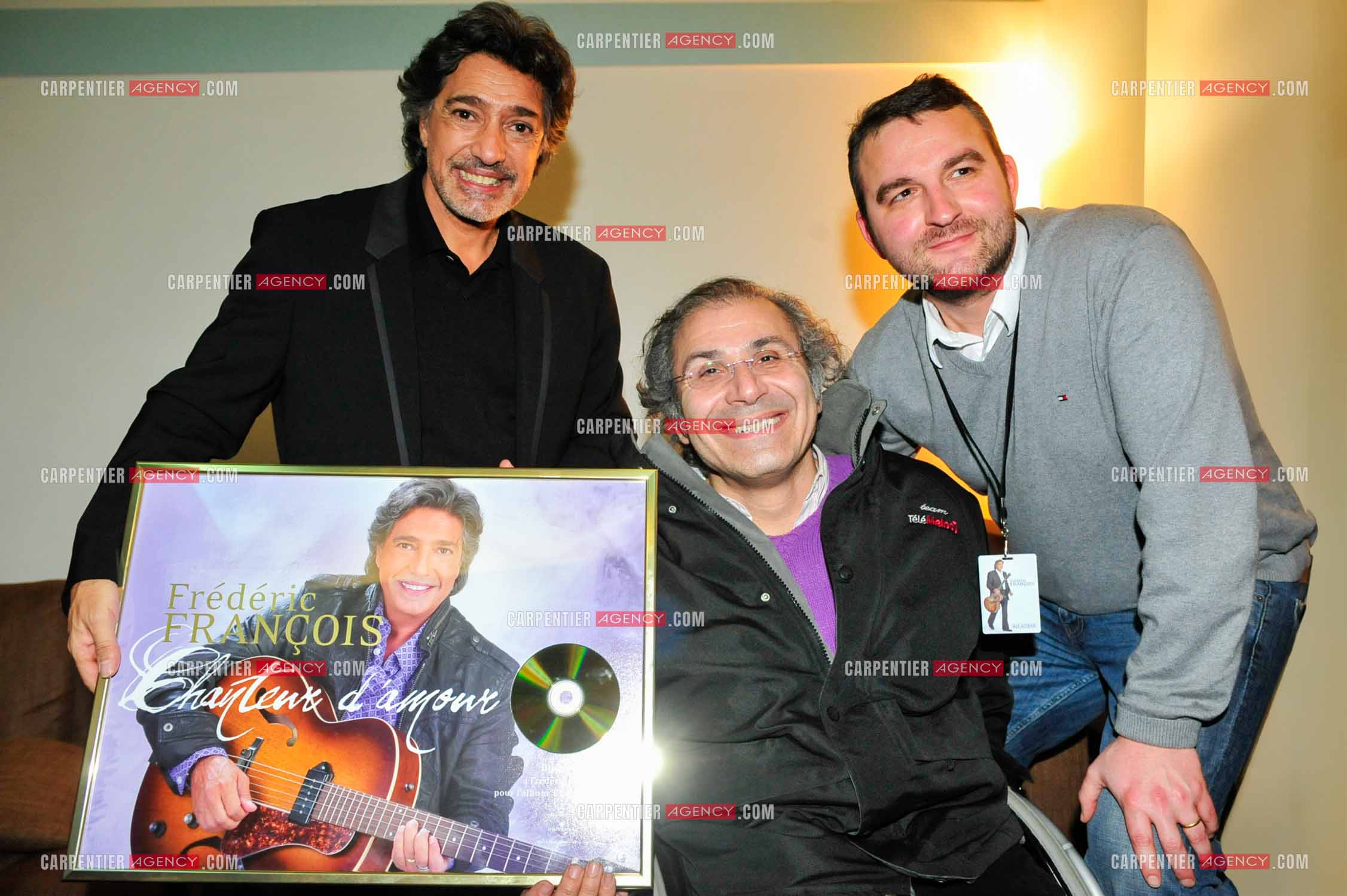 Le chanteur Frédéric François à l'Olympia du 11 au 20 février 2011. Frédéric François et son parolier Frédéric Zeitoun reçoivent un disque d'or "CHANTEUR D'AMOUR“ de la maison de disque Universal Belgique. ( Exclusif )