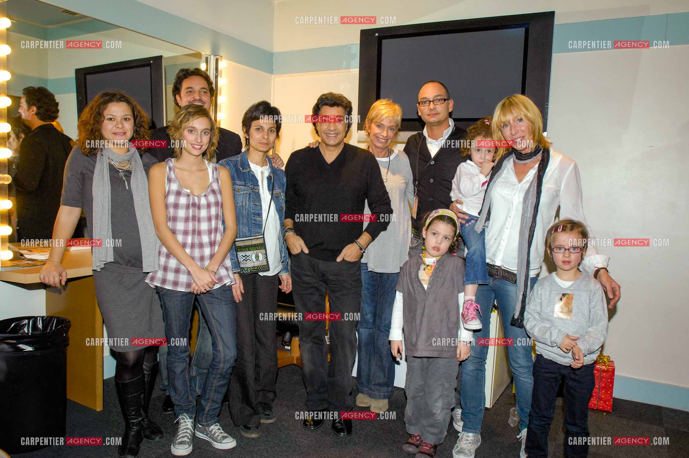 Le chanteur Frédéric François à l'Olympia du 29 février au 09 mars 2008. Fédéric et sa femme Monique entourés de leurs enfants et petits enfants, Vincent et sa femme Angela, Victoria, Gloria, Anthony et sa femme Cathy.  ( Exclusif )