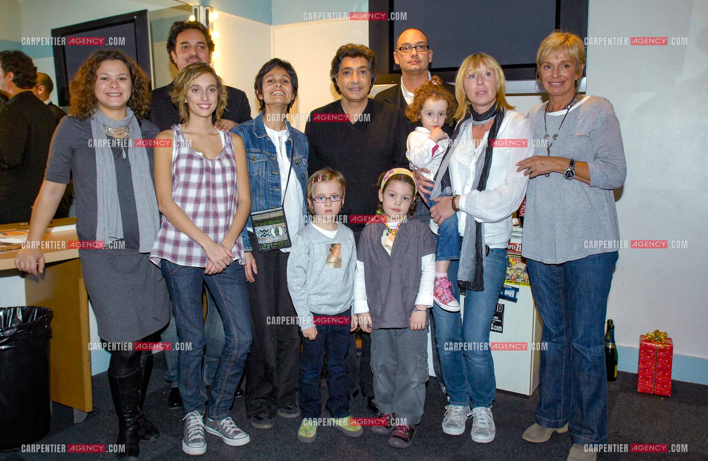 Le chanteur Frédéric François à l'Olympia du 29 février au 09 mars 2008. Fédéric et sa femme Monique entourés de leurs enfants et petits enfants, Vincent et sa femme Angela, Victoria, Gloria, Anthony et sa femme Cathy.  ( Exclusif )