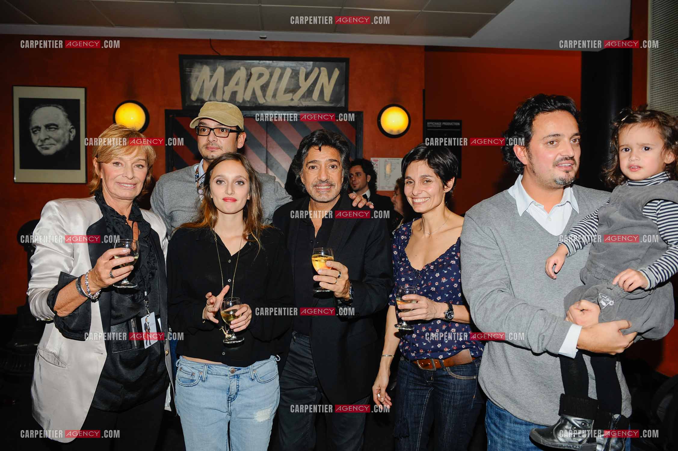 Le chanteur Frédéric François à l'Olympia du 11 au 20 février 2011. La famille Barracato au complet devant le bar de Marilyn, Frédéric François et sa femme Monique entourés de leurs enfants, Vincent, Victoria, Gloria et Anthony. ( Exclusif )