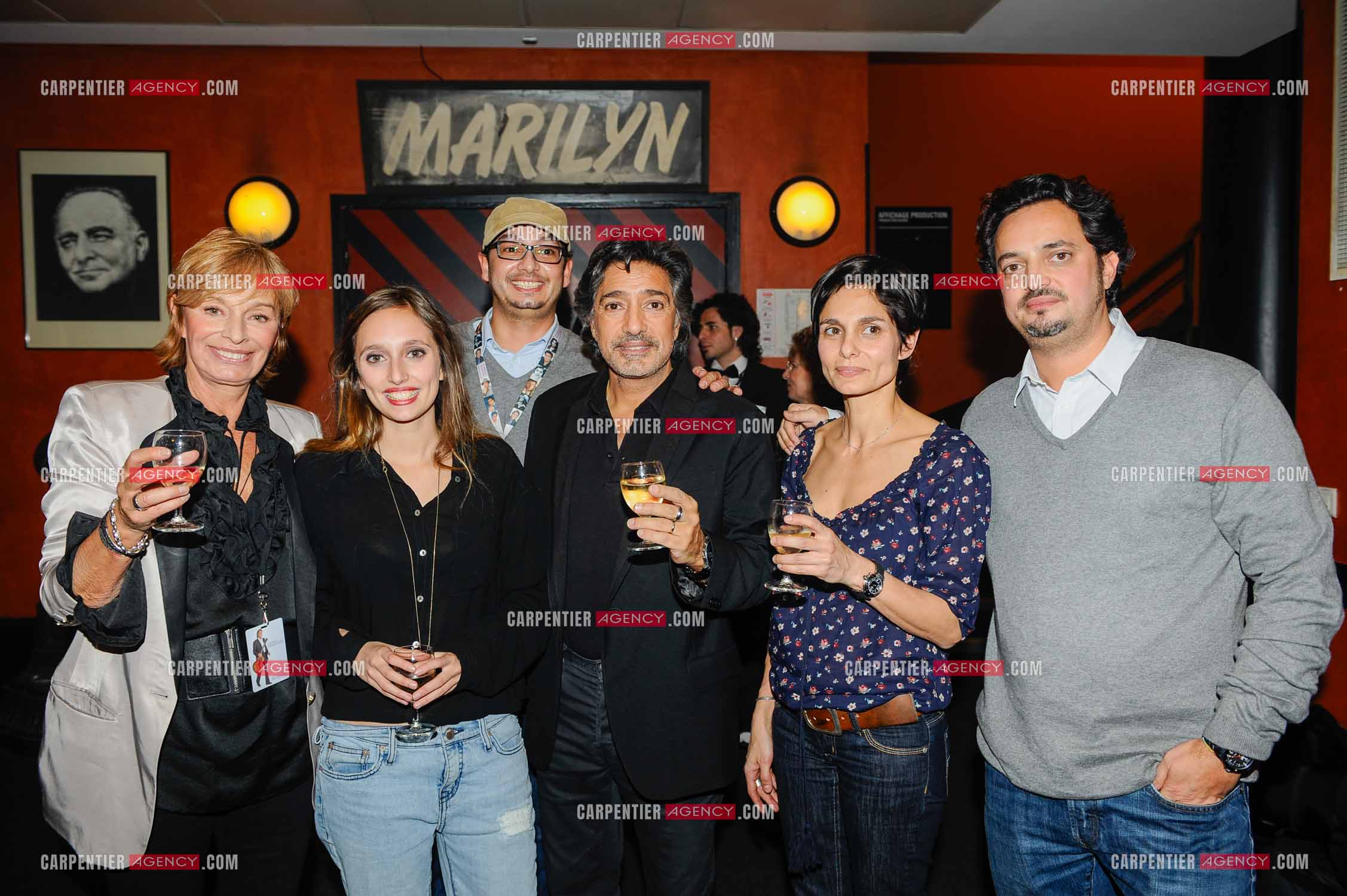 Le chanteur Frédéric François à l'Olympia du 11 au 20 février 2011. La famille Barracato au complet devant le bar de Marilyn, Frédéric François et sa femme Monique entourés de leurs enfants, Vincent, Victoria, Gloria et Anthony. ( Exclusif )
