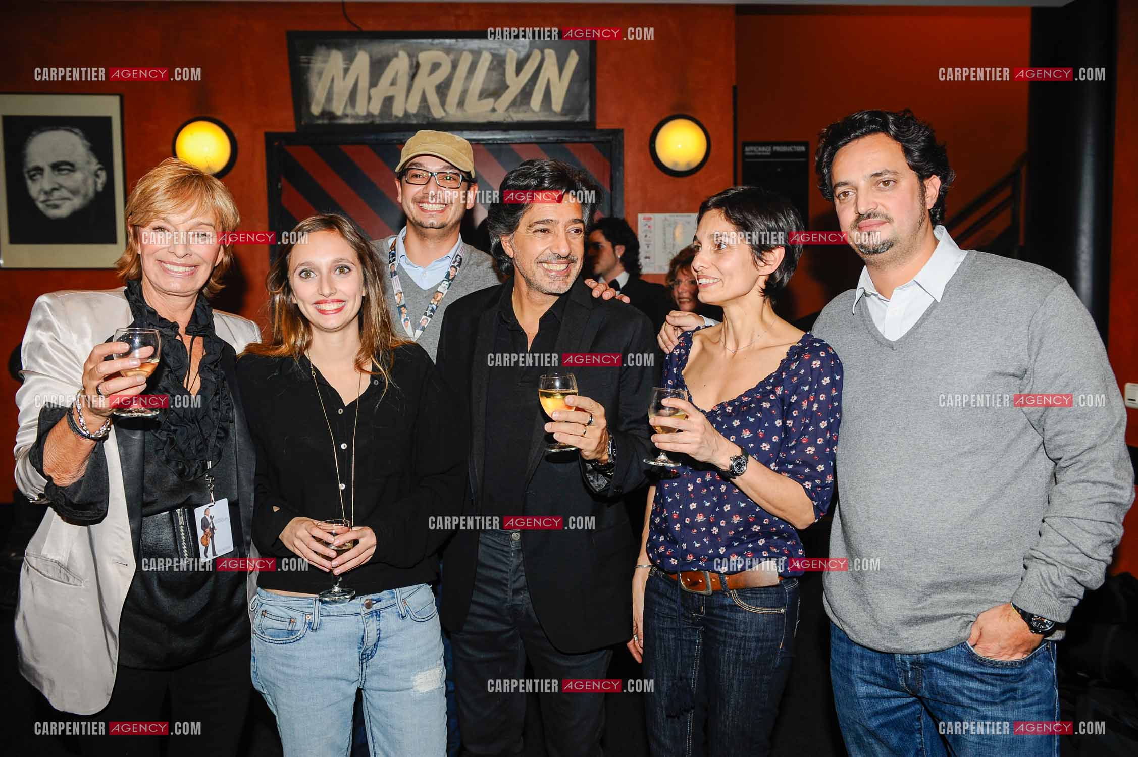 Le chanteur Frédéric François à l'Olympia du 11 au 20 février 2011. La famille Barracato au complet devant le bar de Marilyn, Frédéric François et sa femme Monique entourés de leurs enfants, Vincent, Victoria, Gloria et Anthony. ( Exclusif )