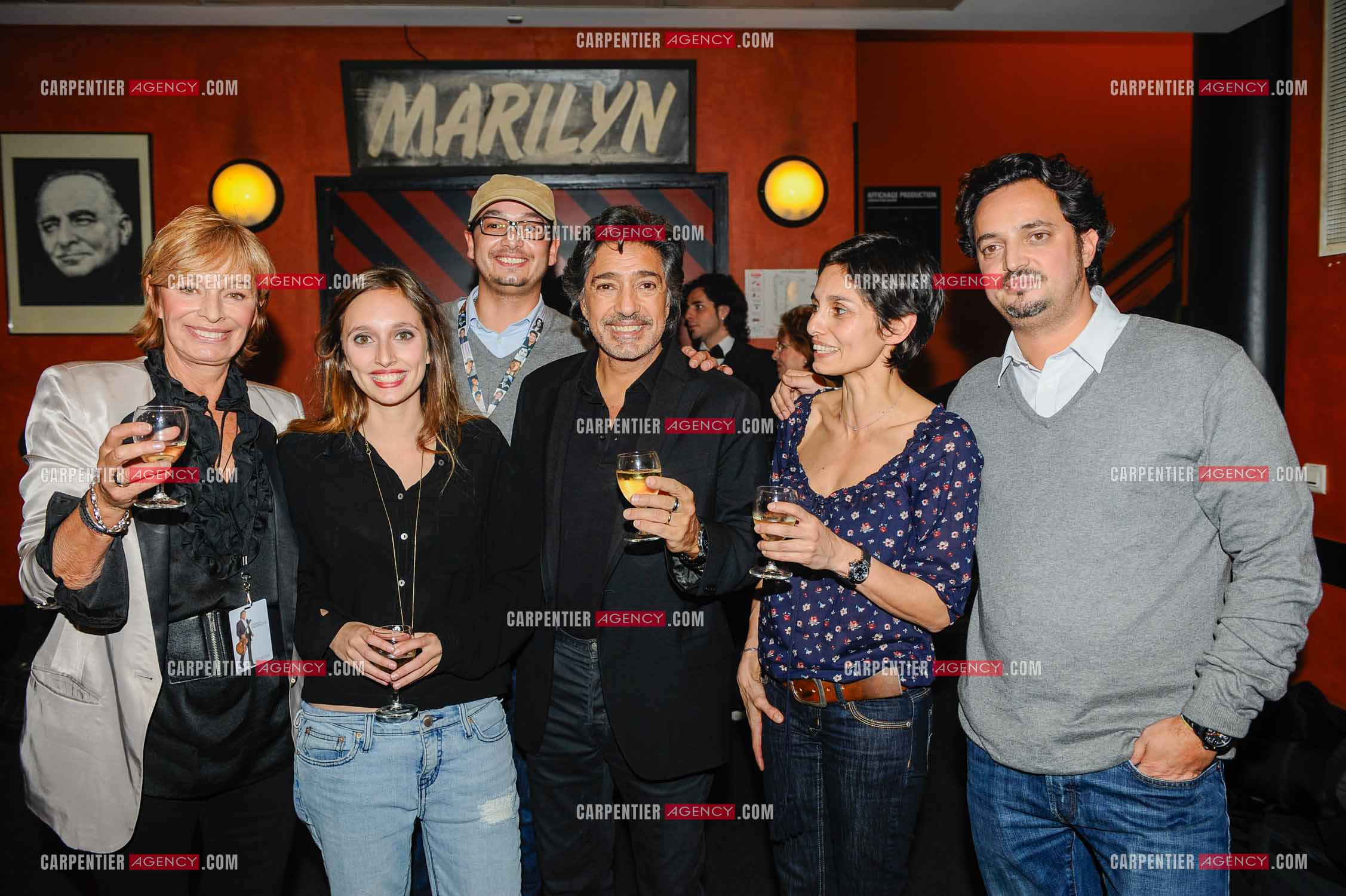 Le chanteur Frédéric François à l'Olympia du 11 au 20 février 2011. La famille Barracato au complet devant le bar de Marilyn, Frédéric François et sa femme Monique entourés de leurs enfants, Vincent, Victoria, Gloria et Anthony. ( Exclusif )