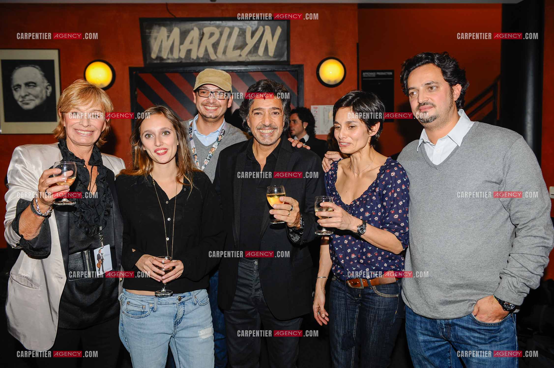 Le chanteur Frédéric François à l'Olympia du 11 au 20 février 2011. La famille Barracato au complet devant le bar de Marilyn, Frédéric François et sa femme Monique entourés de leurs enfants, Vincent, Victoria, Gloria et Anthony. ( Exclusif )