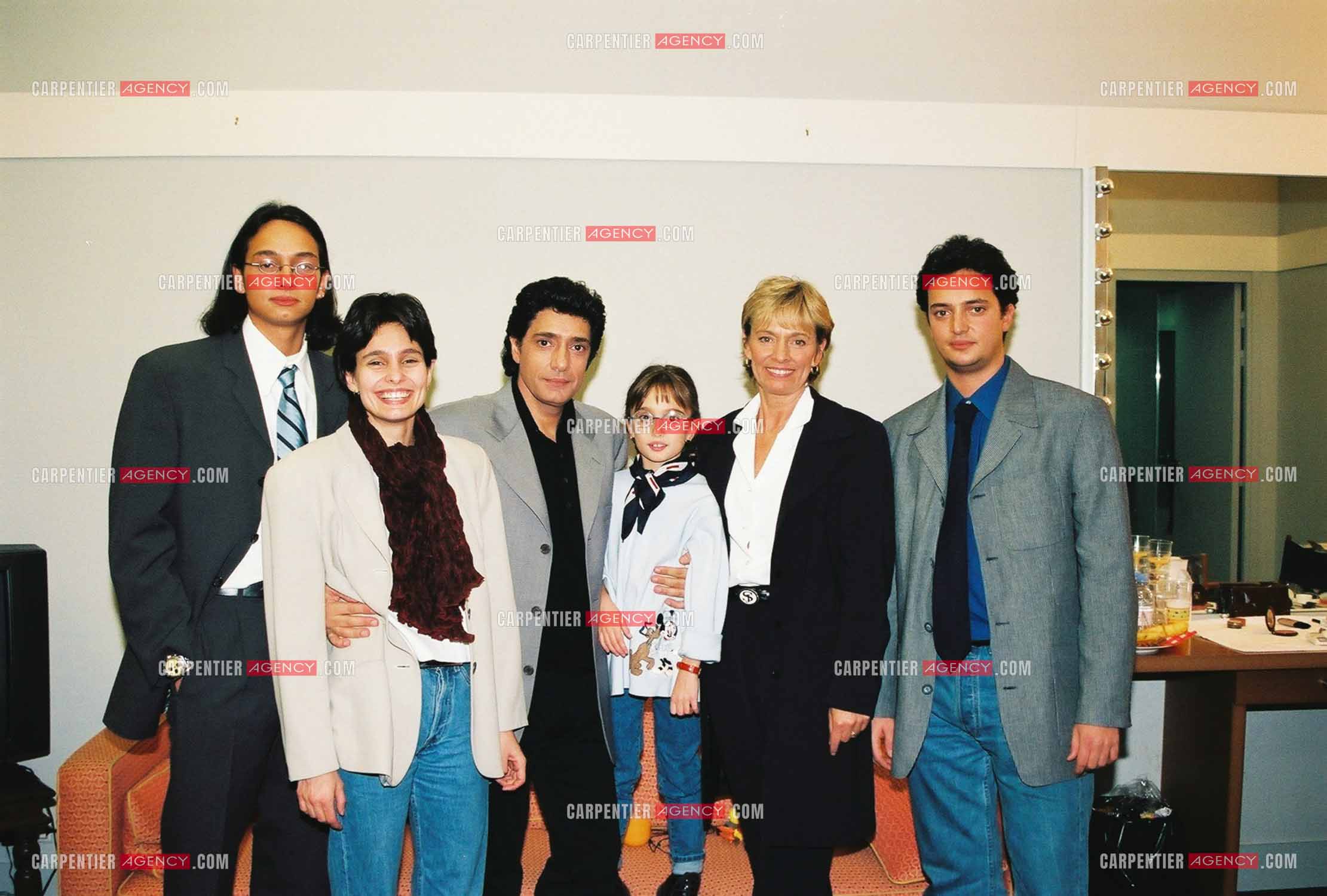 Le chanteur Frédéric François à l'Olympia du 06 au 22 mars 1998. La famille Baraccato au complet. Frédéric François entouré de sa femme Monique et leurs enfants Anthony, Victoria, Gloria et Vincent.  ( Exclusif )