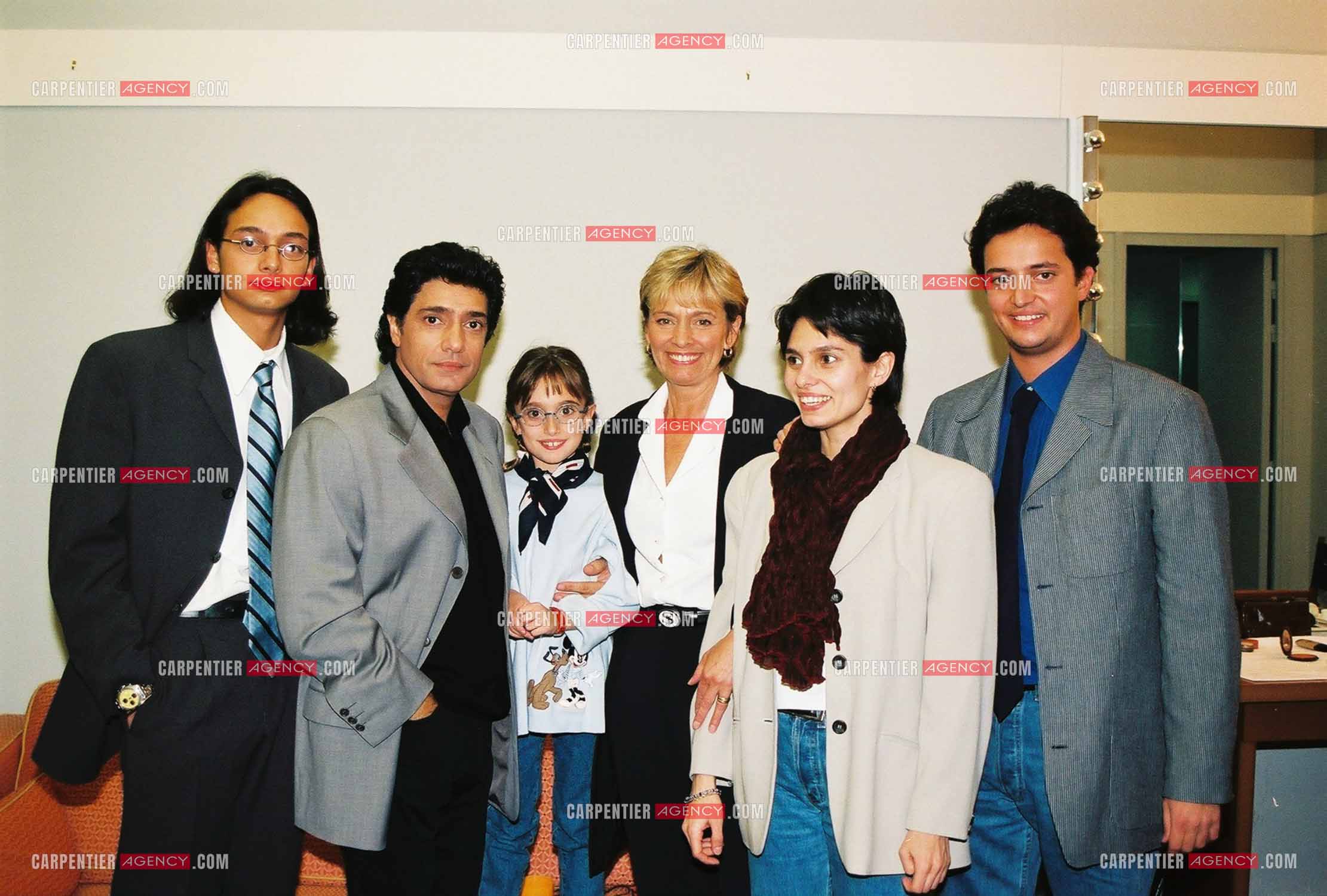 Le chanteur Frédéric François à l'Olympia du 06 au 22 mars 1998. La famille Baraccato au complet. Frédéric François entouré de sa femme Monique et leurs enfants Anthony, Victoria, Gloria et Vincent.  ( Exclusif )