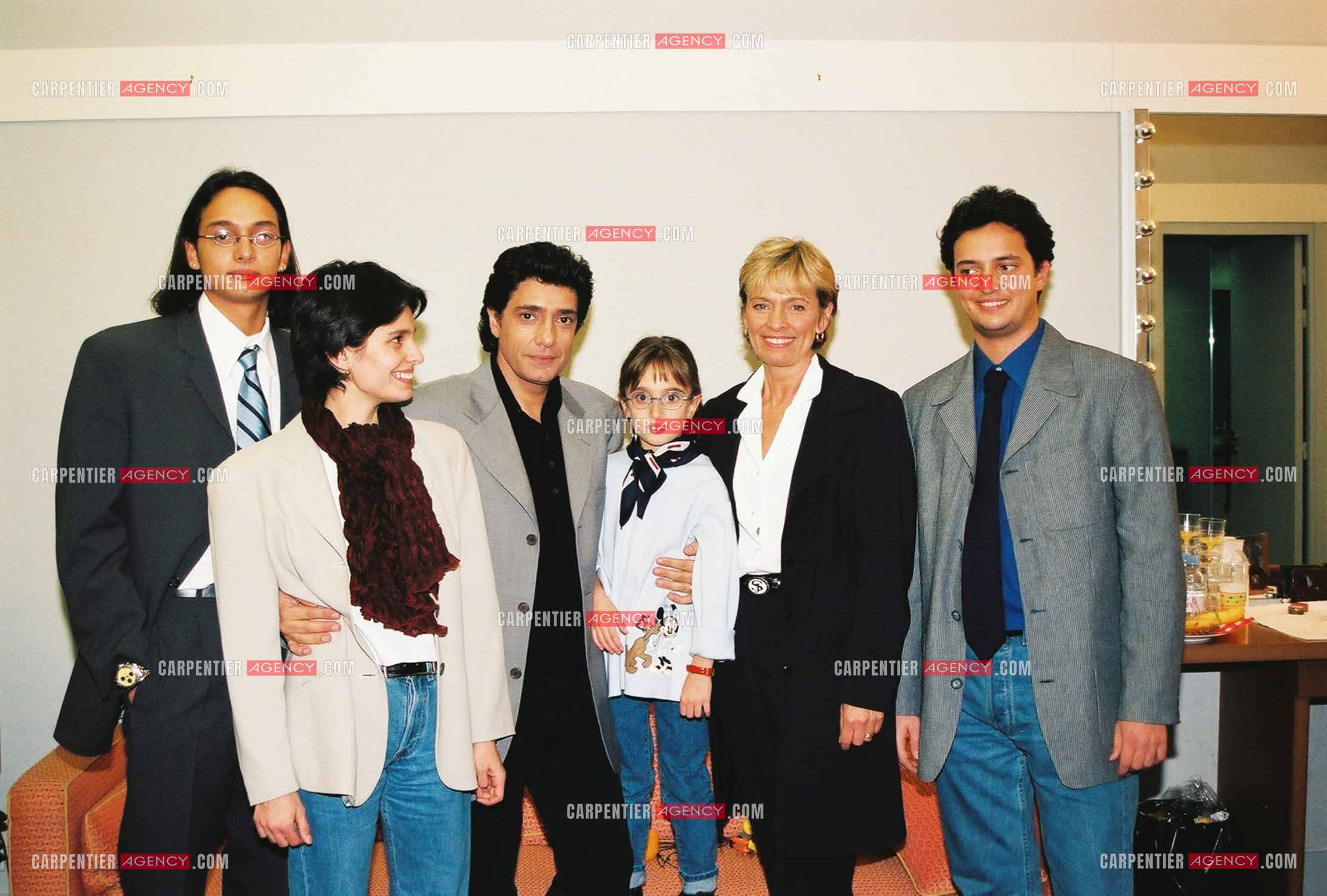 Le chanteur Frédéric François à l'Olympia du 06 au 22 mars 1998. La famille Baraccato au complet. Frédéric François entouré de sa femme Monique et leurs enfants Anthony, Victoria, Gloria et Vincent.  ( Exclusif )