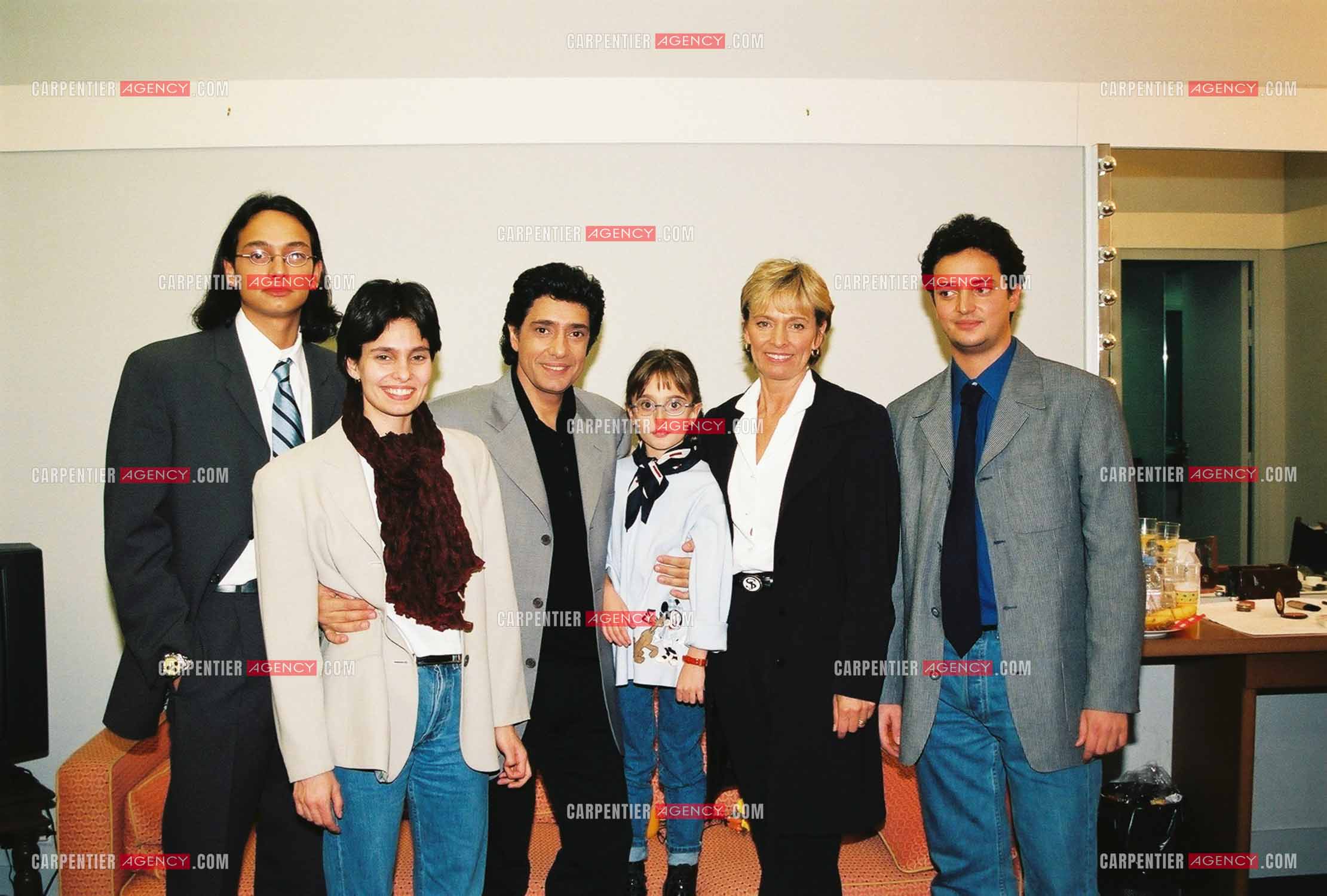 Le chanteur Frédéric François à l'Olympia du 06 au 22 mars 1998. La famille Baraccato au complet. Frédéric François entouré de sa femme Monique et leurs enfants Anthony, Victoria, Gloria et Vincent.  ( Exclusif )