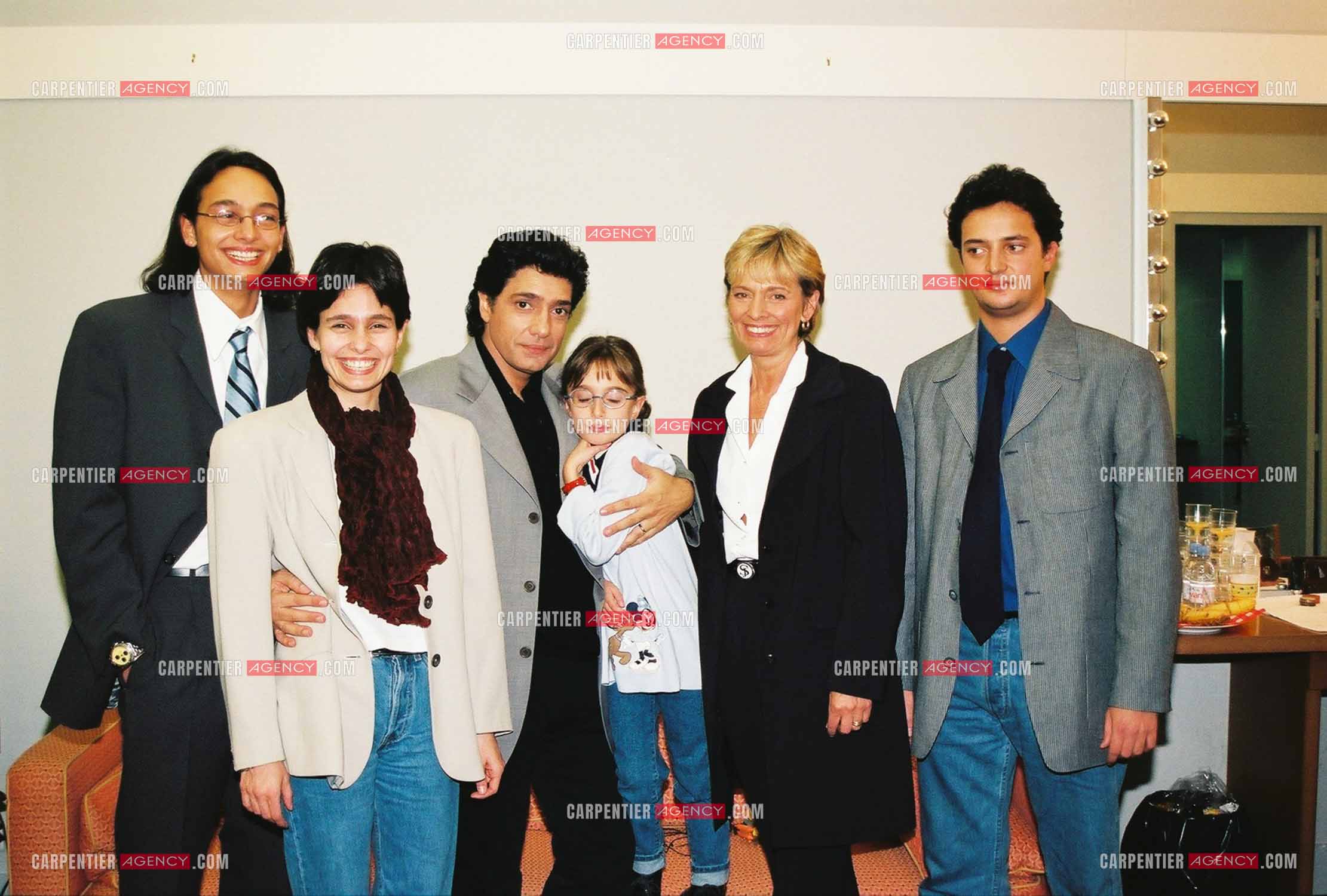 Le chanteur Frédéric François à l'Olympia du 06 au 22 mars 1998. La famille Baraccato au complet. Frédéric François entouré de sa femme Monique et leurs enfants Anthony, Victoria, Gloria et Vincent.  ( Exclusif )
