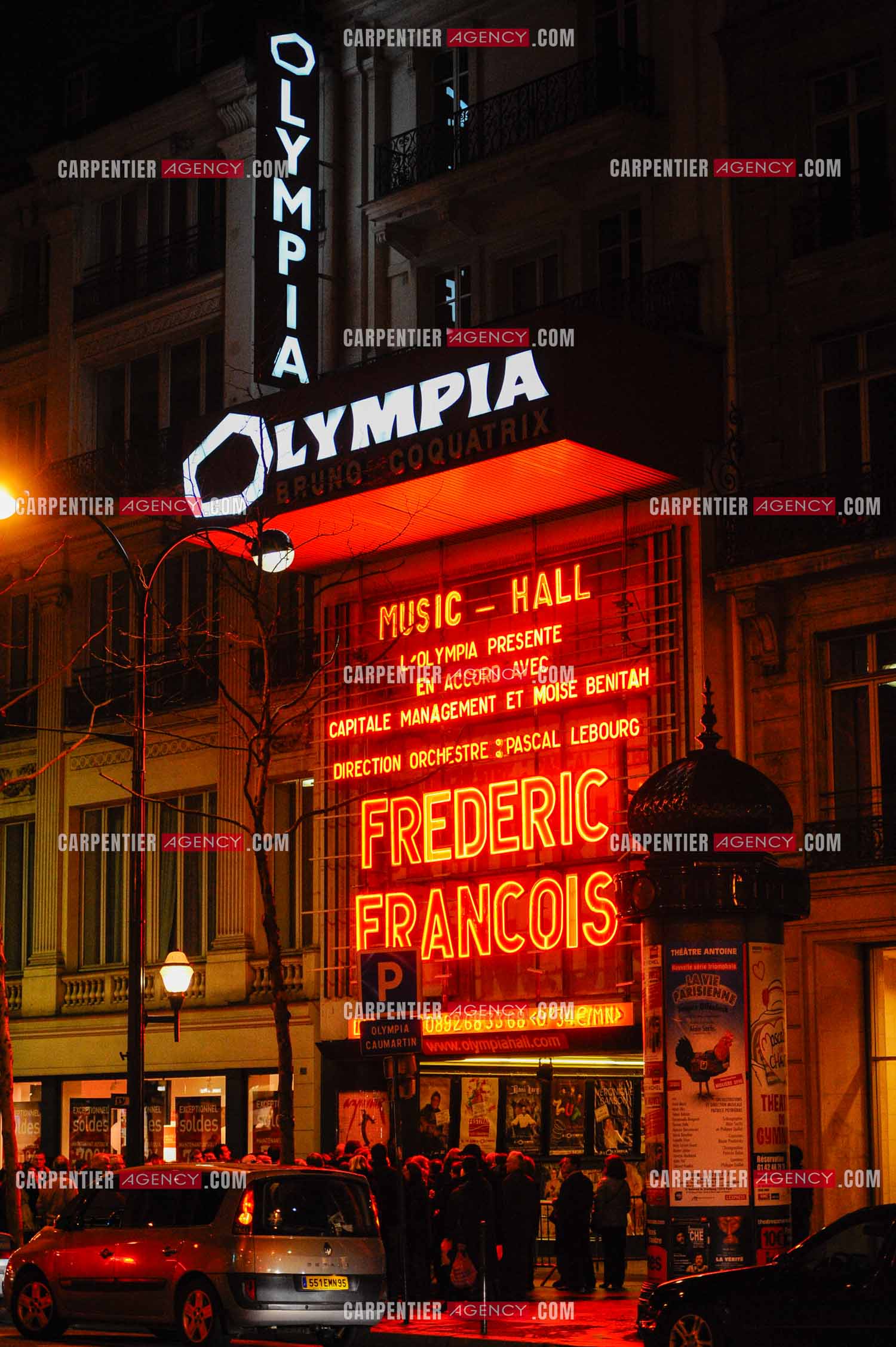 Le chanteur Frédéric François à l'Olympia du 11 au 20 février 2011. Façade de l'Olympia éclairée la nuit.  ( Exclusif )