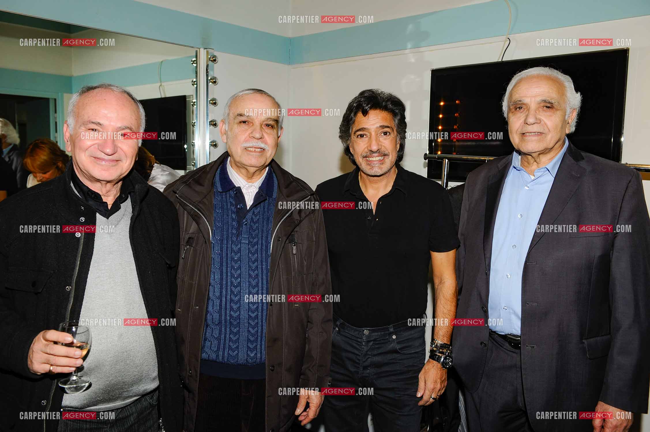 Le chanteur Frédéric François à l'Olympia du 11 au 20 février 2011. Dans sa loge, Frédéric François avec son manager Moïse Bénitah et ses deux frères.  ( Exclusif )