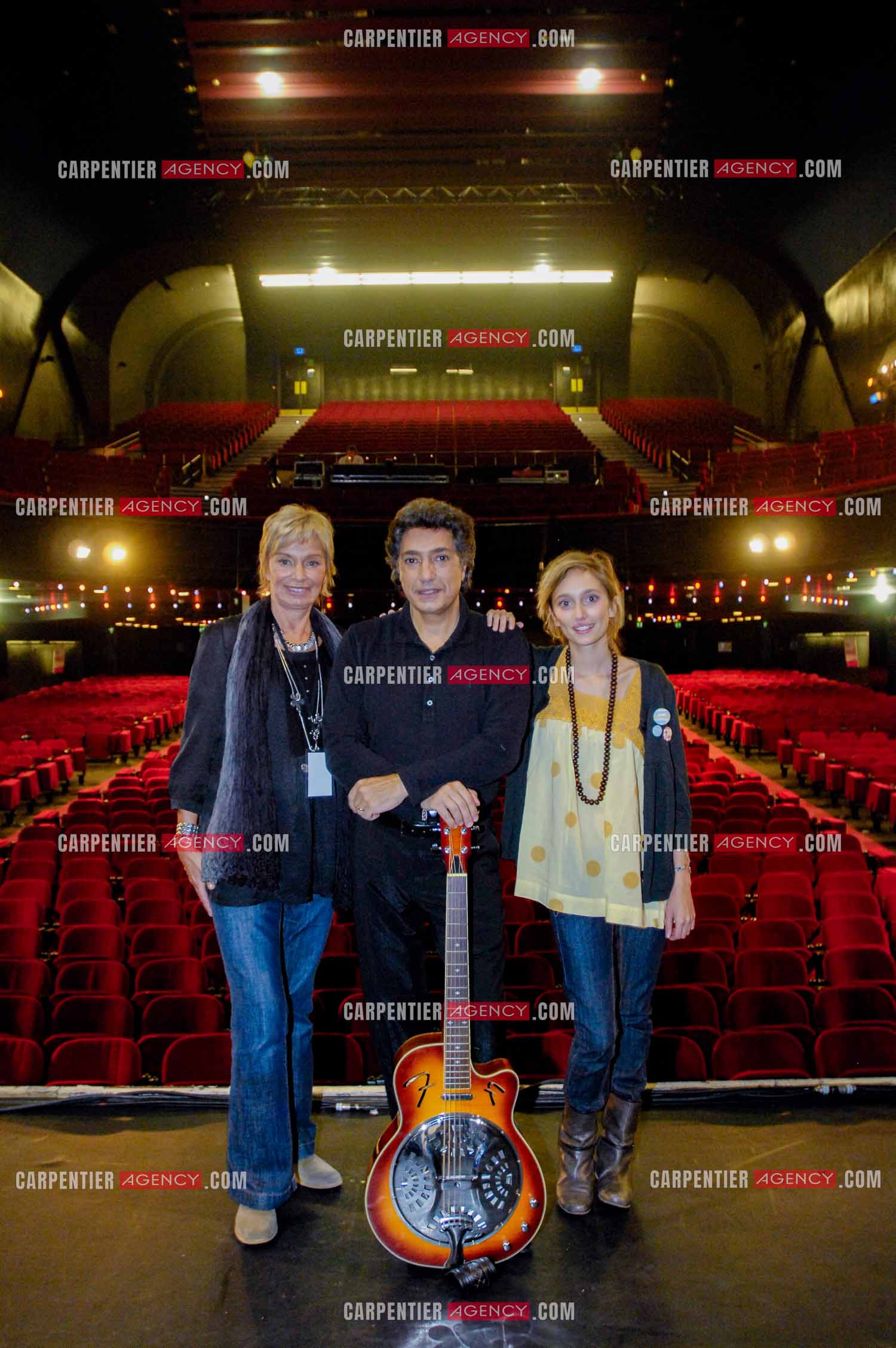 Le chanteur Frédéric François à l'Olympia du 29 février au 09 mars 2008. Frédéric François entouré de sa femme Monique et leur fille Victoria posent sur la scène mytique de l'Olympia.  ( Exclusif )