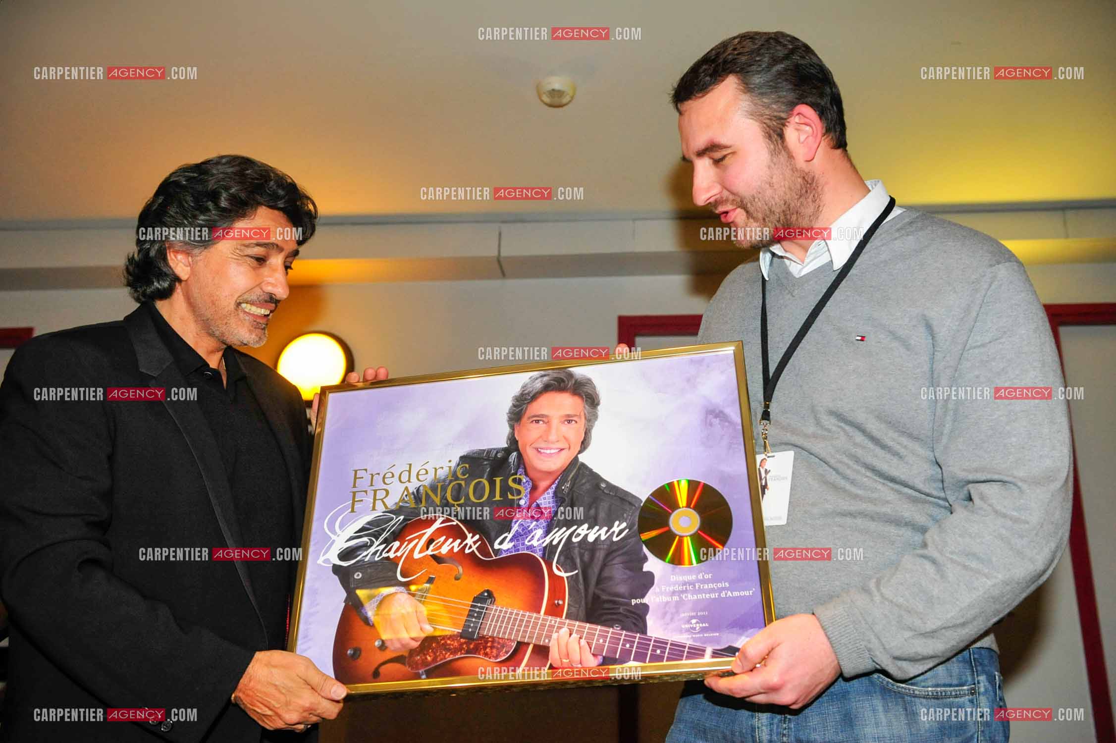 Le chanteur Frédéric François à l'Olympia du 11 au 20 février 2011. Frédéric reçoit un disque d'or "CHANTEUR D'AMOUR“ de Universal Belgique.  ( Exclusif )