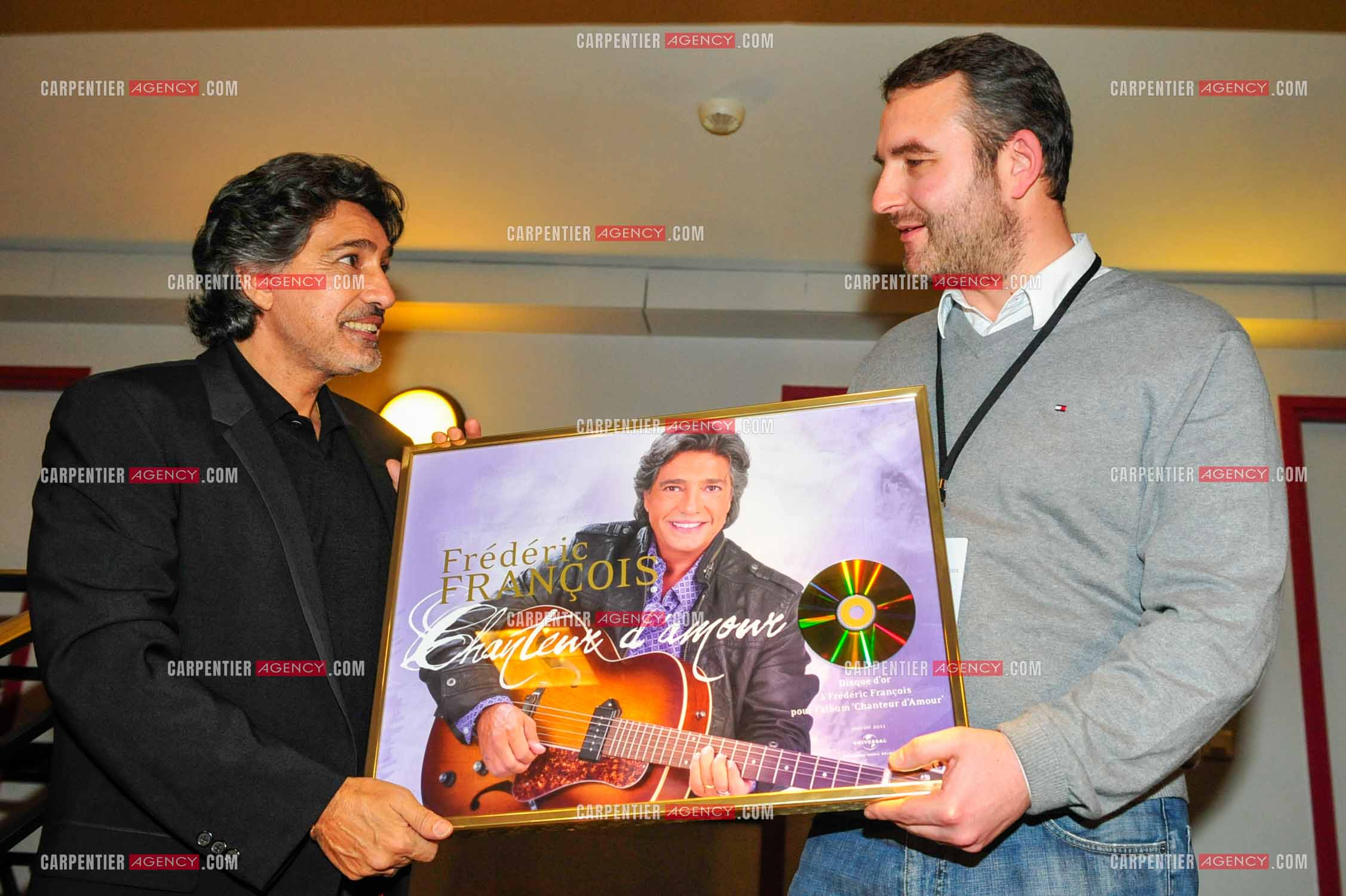 Le chanteur Frédéric François à l'Olympia du 11 au 20 février 2011. Frédéric reçoit un disque d'or "CHANTEUR D'AMOUR“ de Universal Belgique.  ( Exclusif )