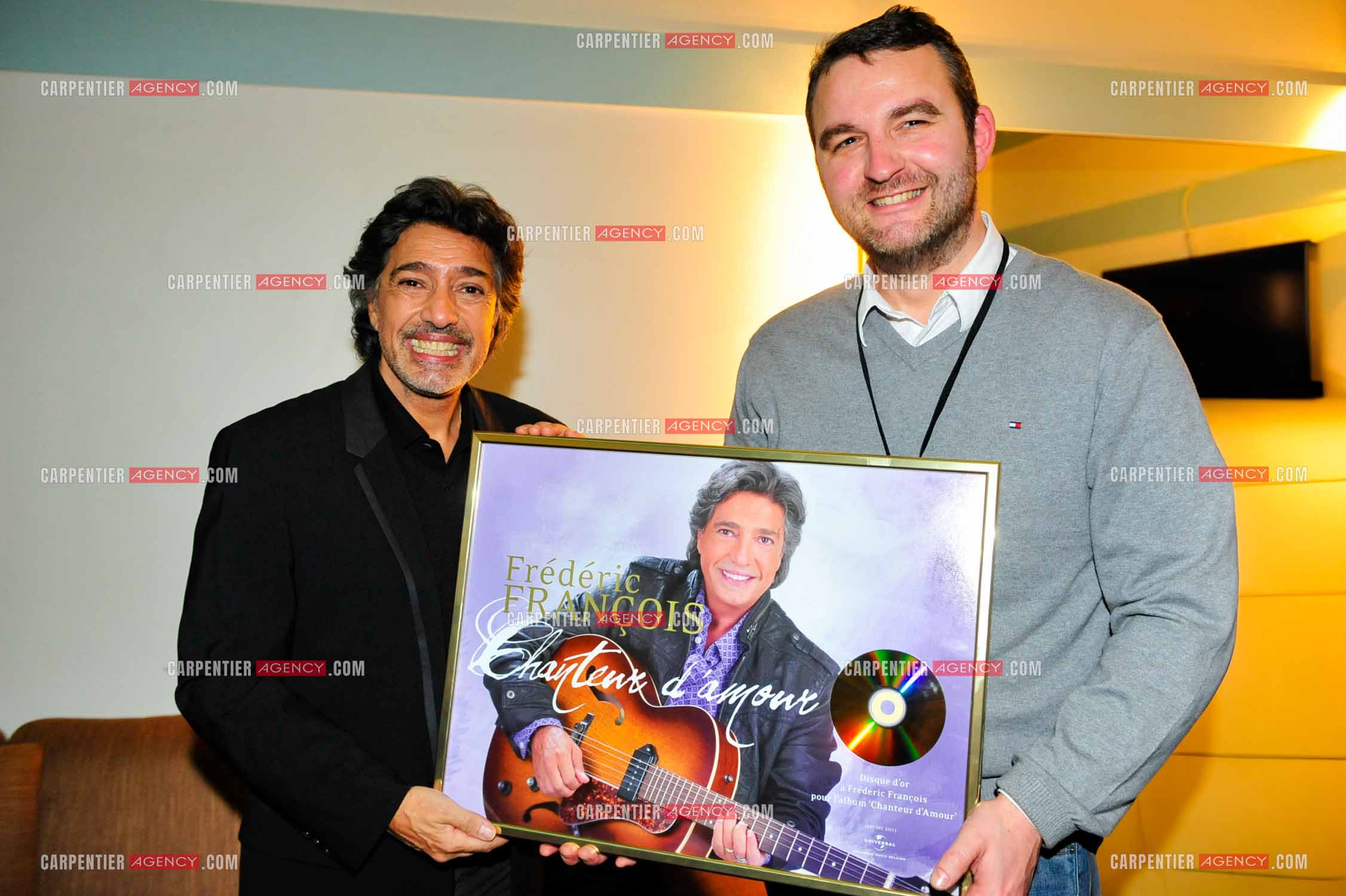 Le chanteur Frédéric François à l'Olympia du 11 au 20 février 2011. Frédéric reçoit un disque d'or "CHANTEUR D'AMOUR“ de Universal Belgique.  ( Exclusif )