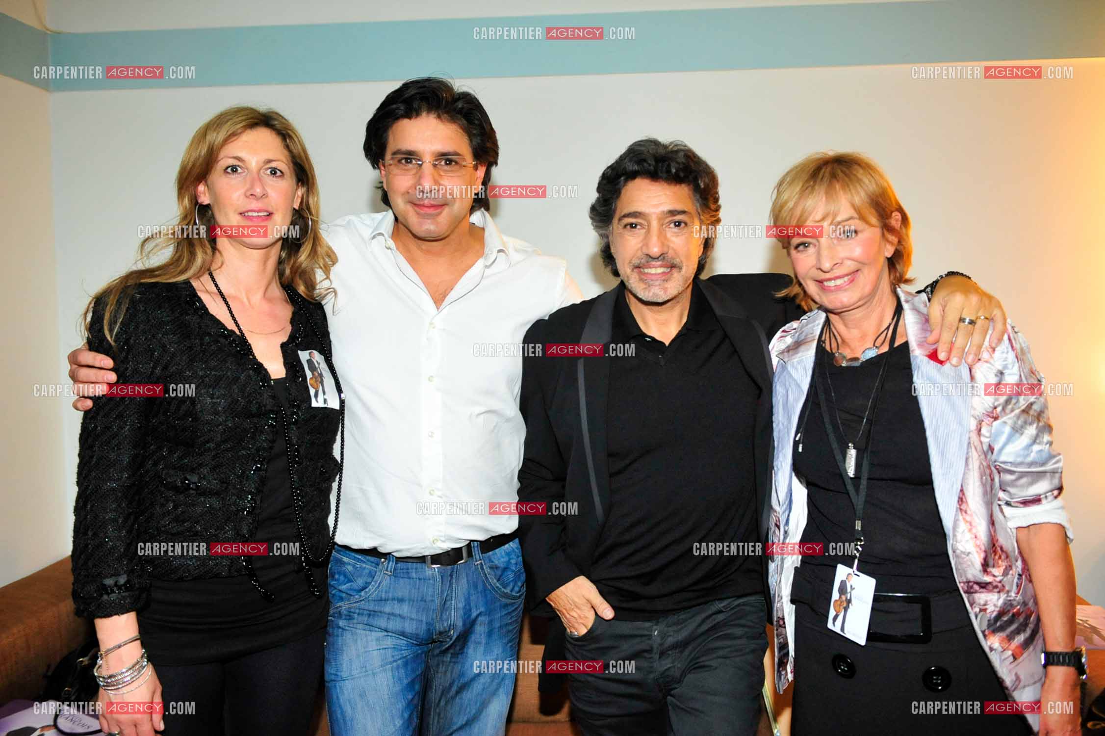 Le chanteur Frédéric François à l'Olympia du 11 au 20 février 2011. dans sa loge, Frédéric François et sa femme Monique, Santo Barracato (frère de Frédéric) et sa femme. ( Exclusif )