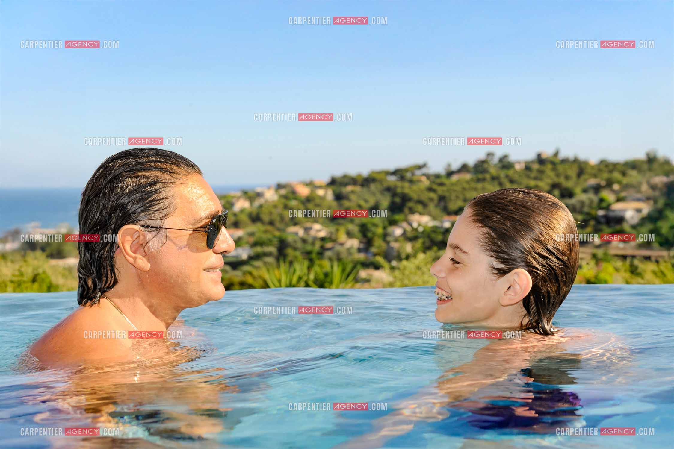 Le chanteur Frédéric François lors de ses vacances en famille dans sa résidence secondaire d'Antibes. Le face à face Frédéric et son petit-fils Matéo. ( Exclusif )