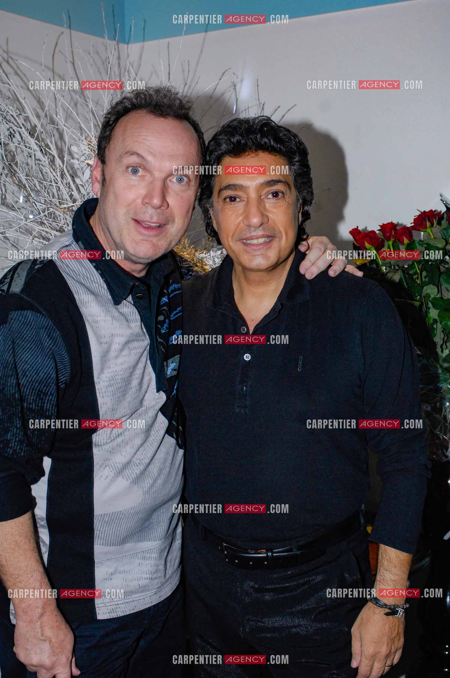 Le chanteur Frédéric François à l'Olympia du 29 février au 09 mars 2008. L'animateur Julien Lepers venu saluer Frédéric François dans sa loge.  ( Exclusif )