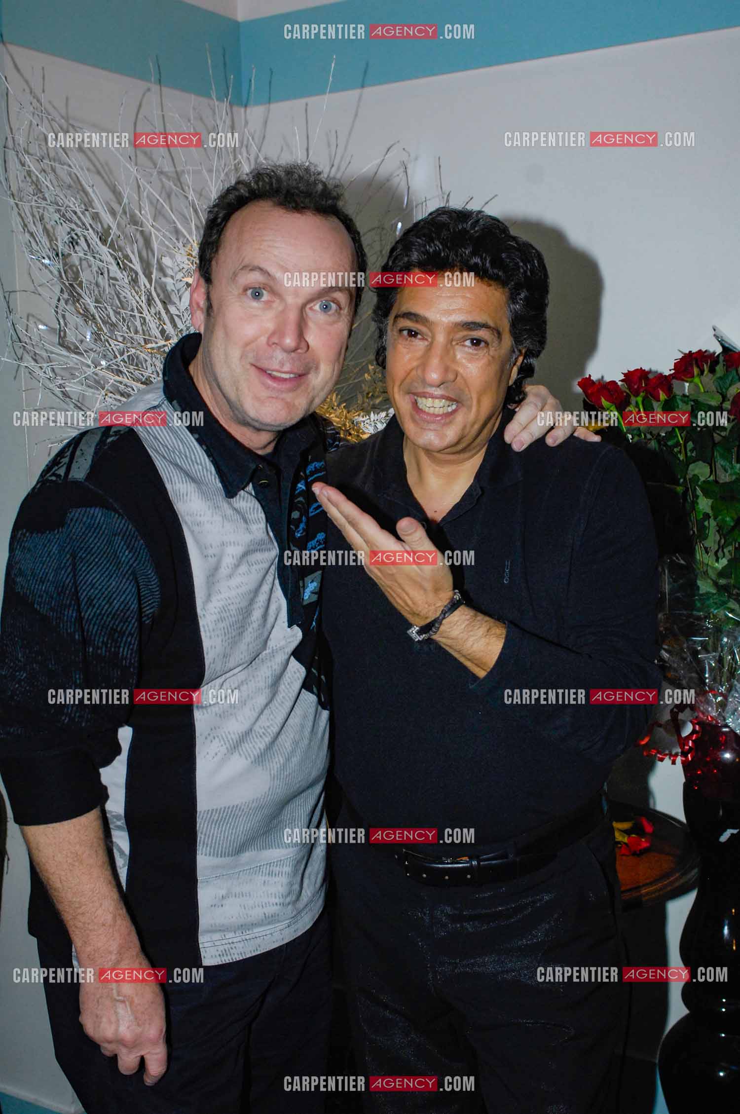 Le chanteur Frédéric François à l'Olympia du 29 février au 09 mars 2008. L'animateur Julien Lepers venu saluer Frédéric François dans sa loge.  ( Exclusif )