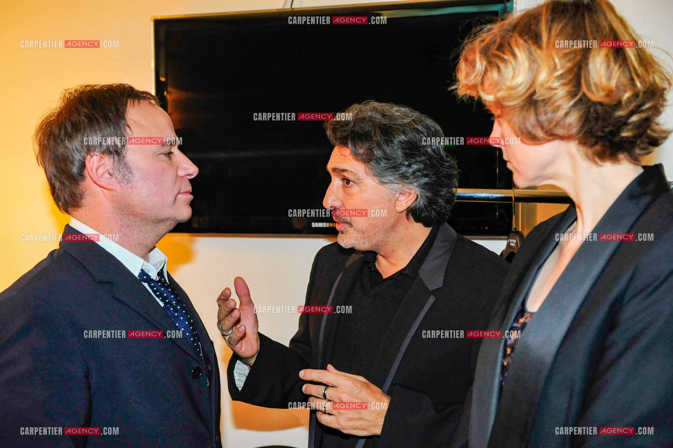 Le chanteur Frédéric François à l'Olympia du 11 au 20 février 2011. Dans les loges, Frédéric François reçoit Fabien Lecoeuvre et sa femme Anne Richard.  ( Exclusif )