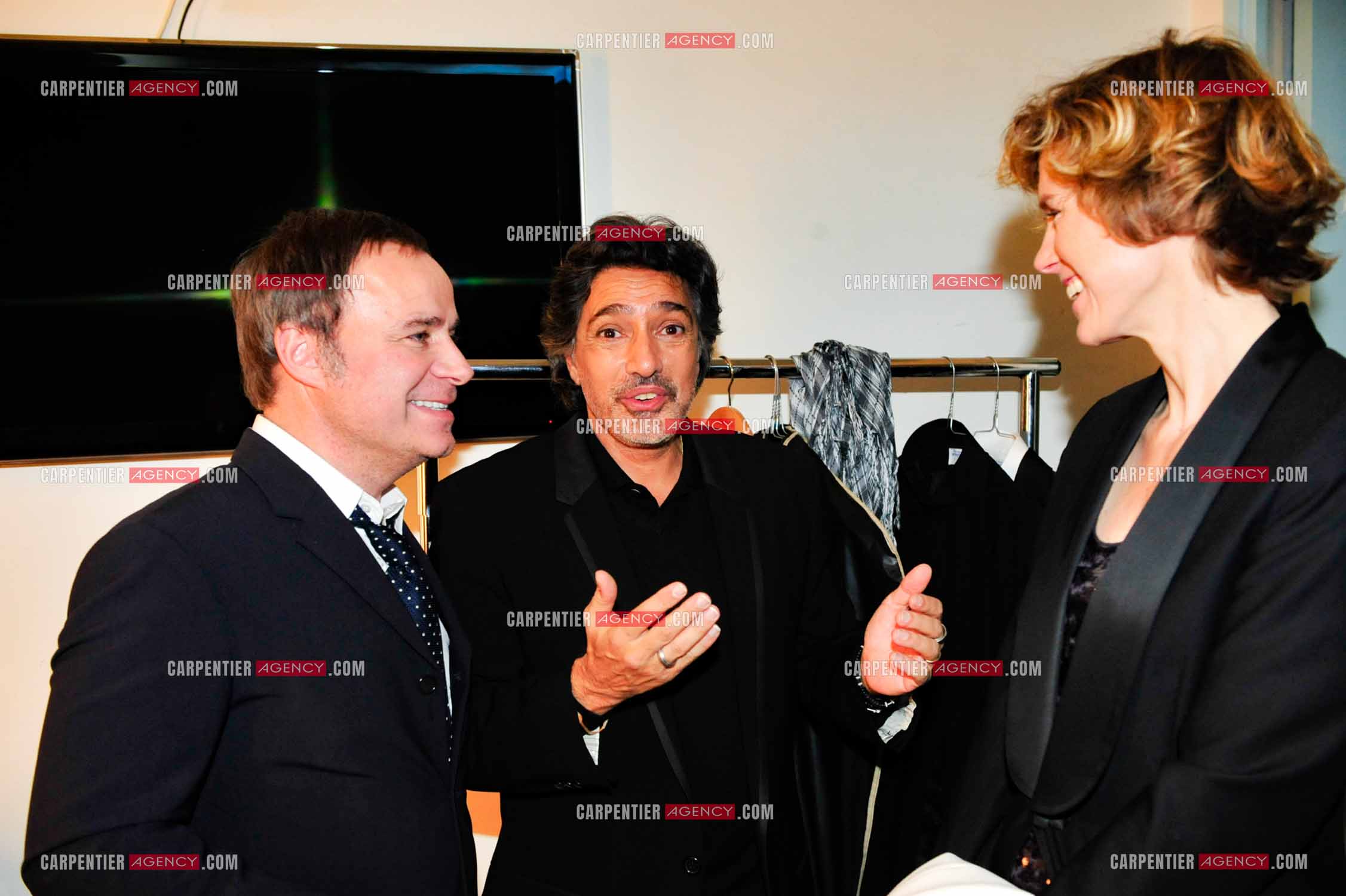 Le chanteur Frédéric François à l'Olympia du 11 au 20 février 2011. Dans les loges, Frédéric François reçoit Fabien Lecoeuvre et sa femme Anne Richard.  ( Exclusif )