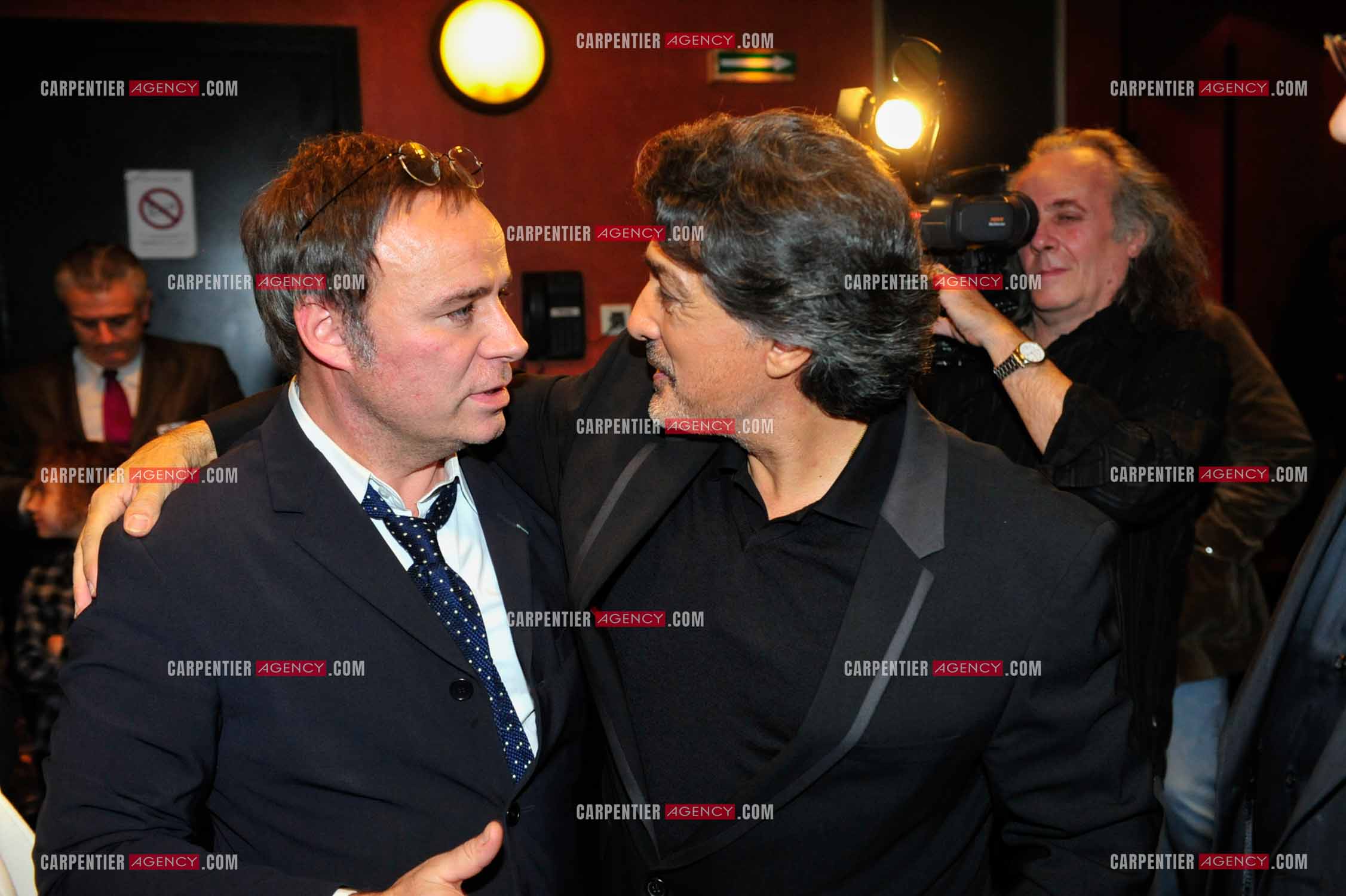 Le chanteur Frédéric François à l'Olympia du 11 au 20 février 2011. Dans les loges, Frédéric François reçoit Fabien Lecoeuvre.  ( Exclusif )