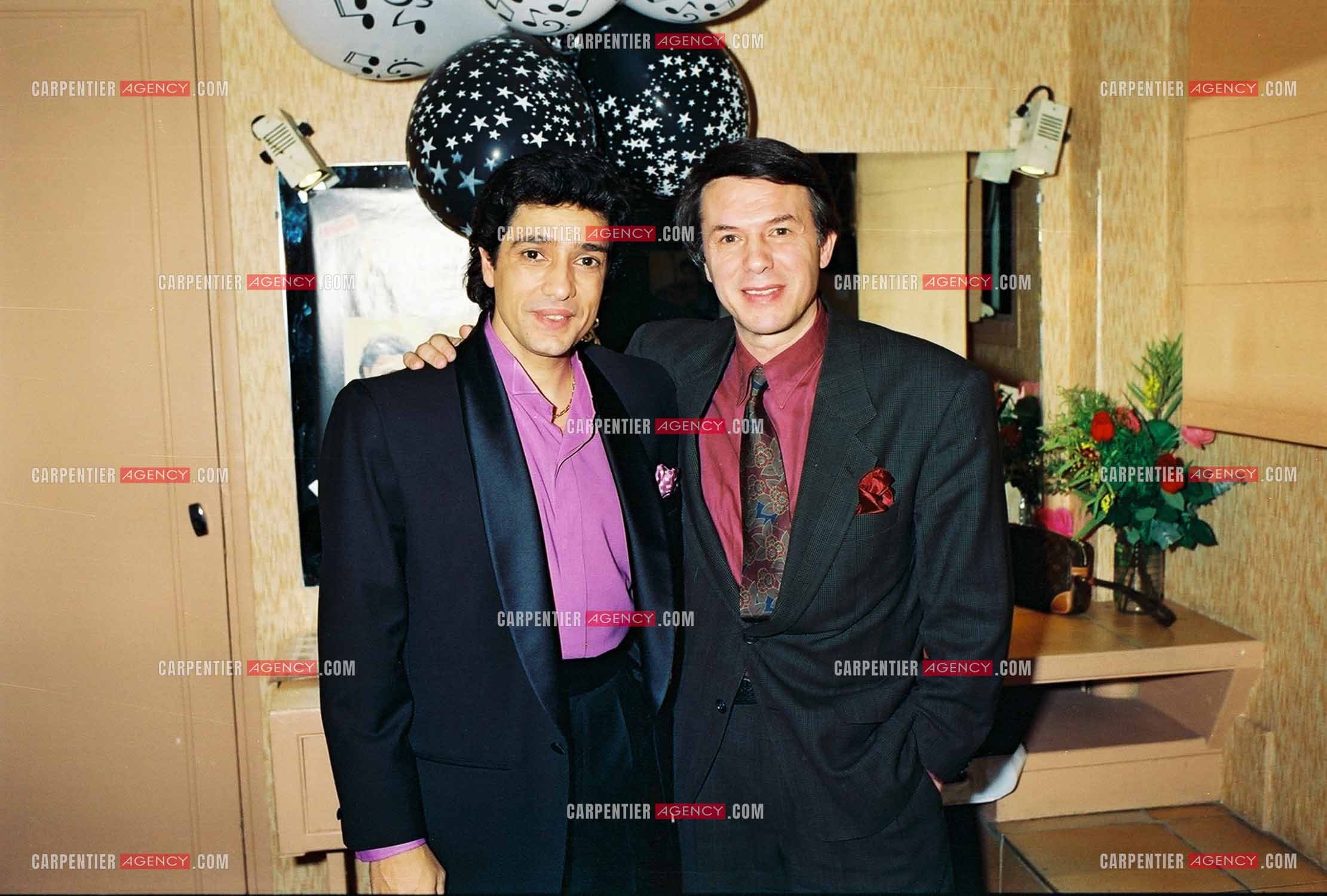 Le chanteur Frédéric François à l'Olympia en 1992. Frédéric dans sa loge avec son ami Salvatore Adamo.                               ( Exclusif )