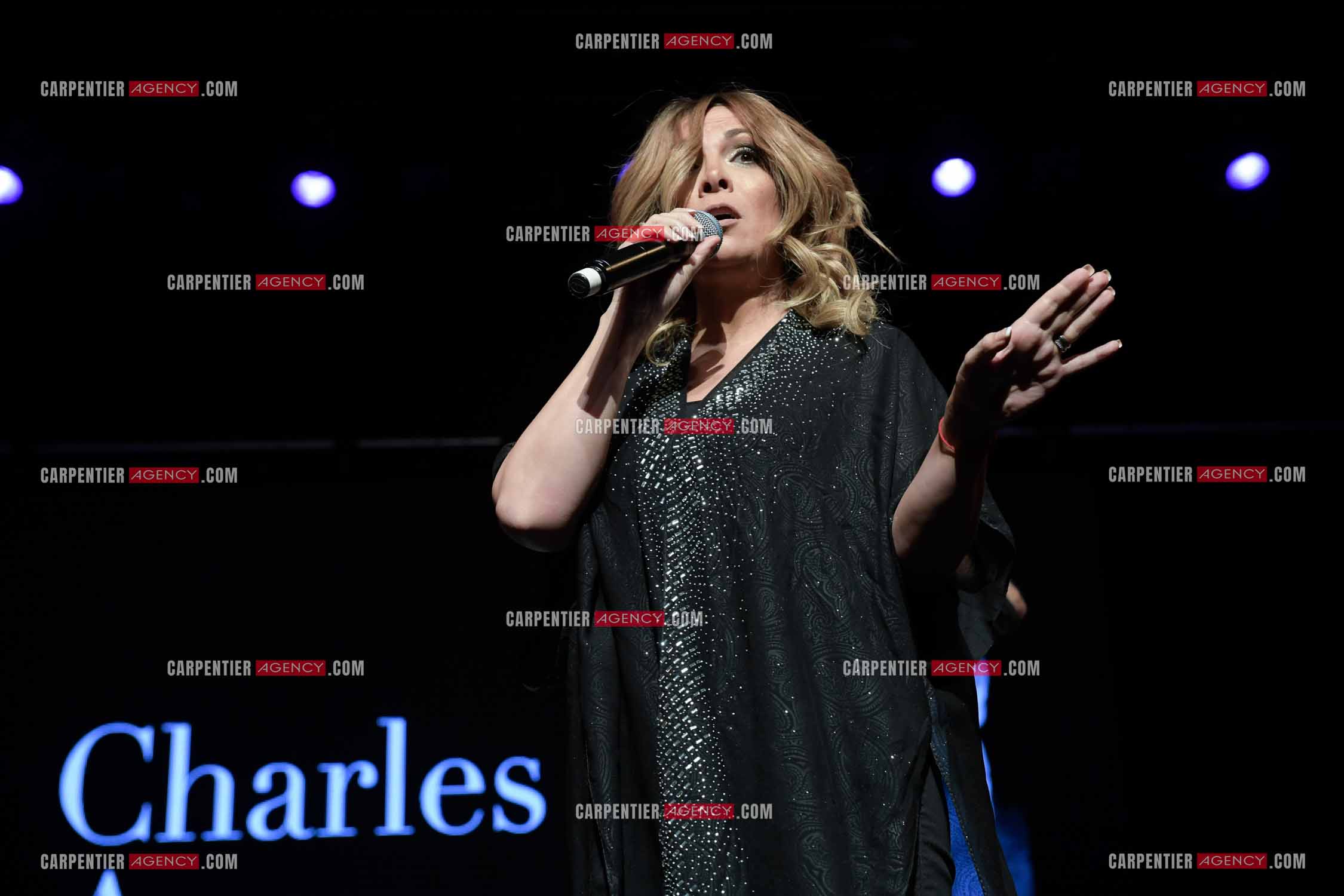 La chanteuse Hélène Ségara en concert au Silo à Marseille pour l'inauguration de la salle “ Charles Aznavour “ en son hommage.