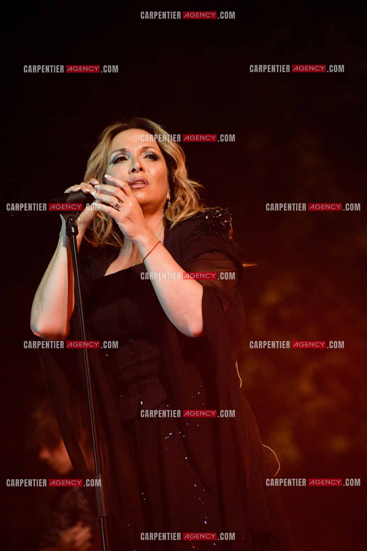 La chanteuse Hélène Ségara en concert à Hyéres dans le Var.