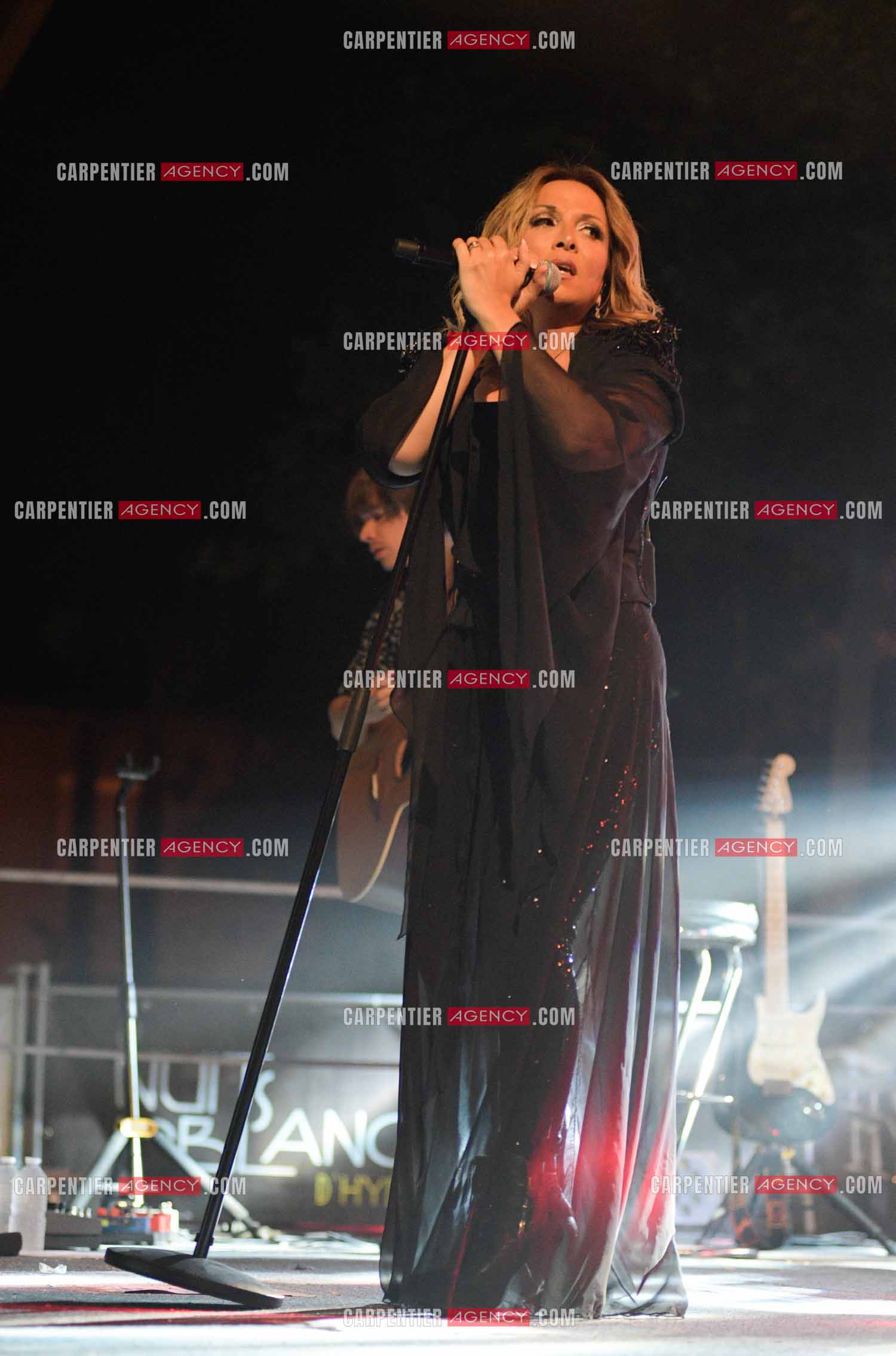 La chanteuse Hélène Ségara en concert à Hyéres dans le Var.