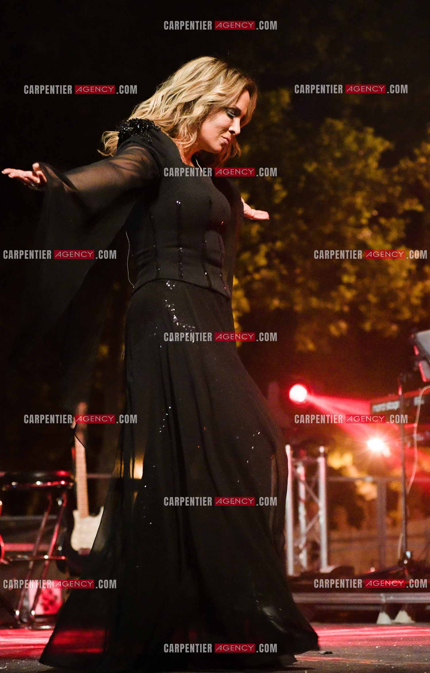 La chanteuse Hélène Ségara en concert à Hyéres dans le Var.