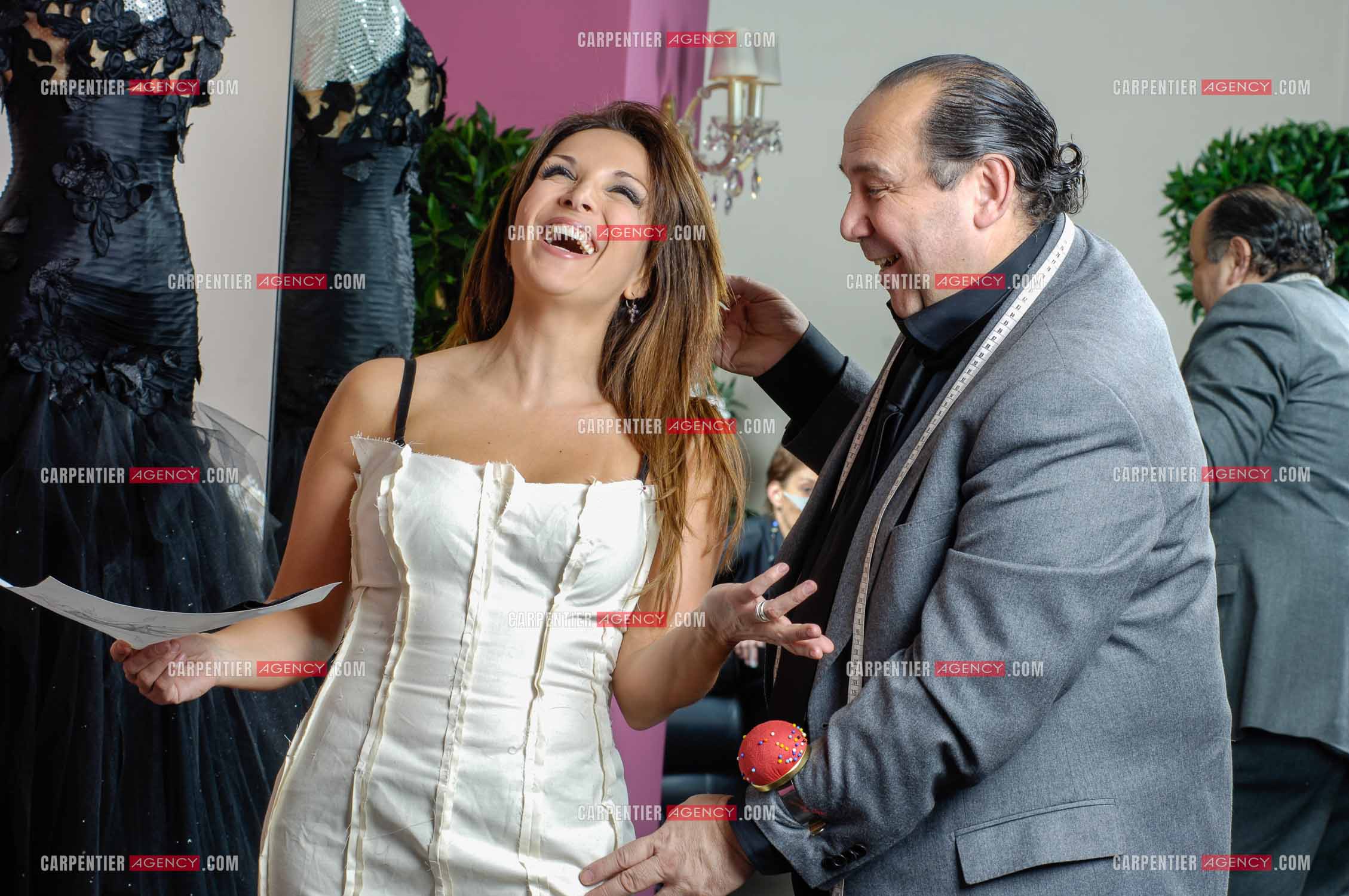 La chanteuse Hélène Ségara chez le couturier Max Chaoul à Paris pour ses essayages de ses prochaines tenues de scène.     ( Exclusif )