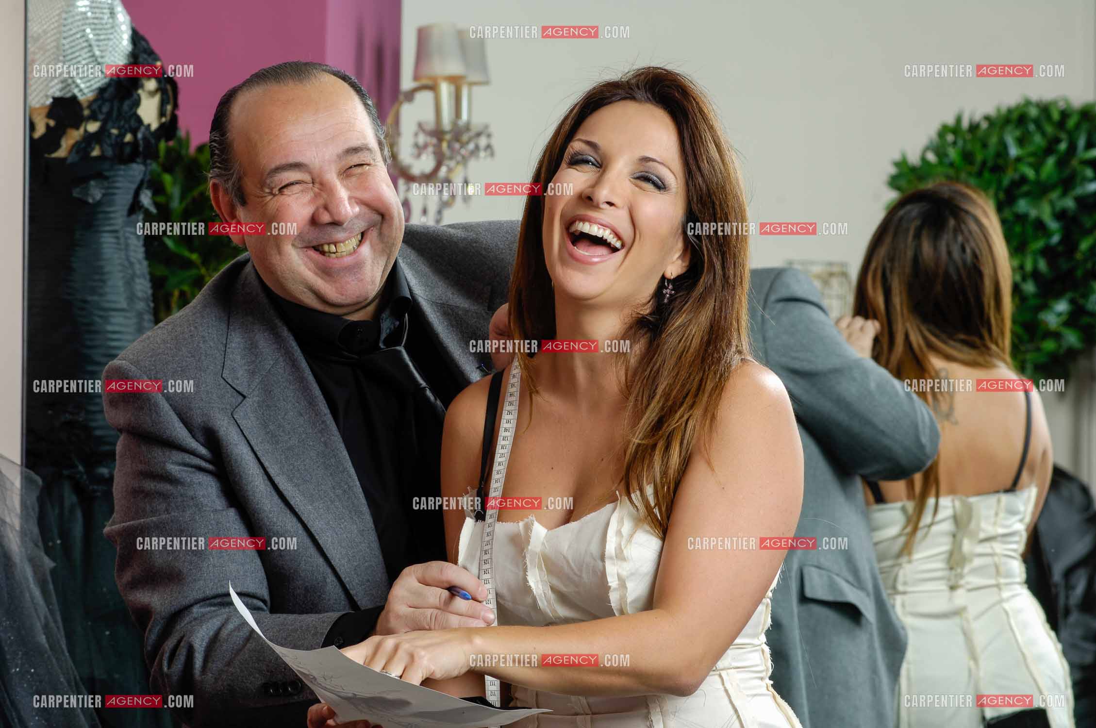 La chanteuse Hélène Ségara chez le couturier Max Chaoul à Paris pour ses essayages de ses prochaines tenues de scène.     ( Exclusif )