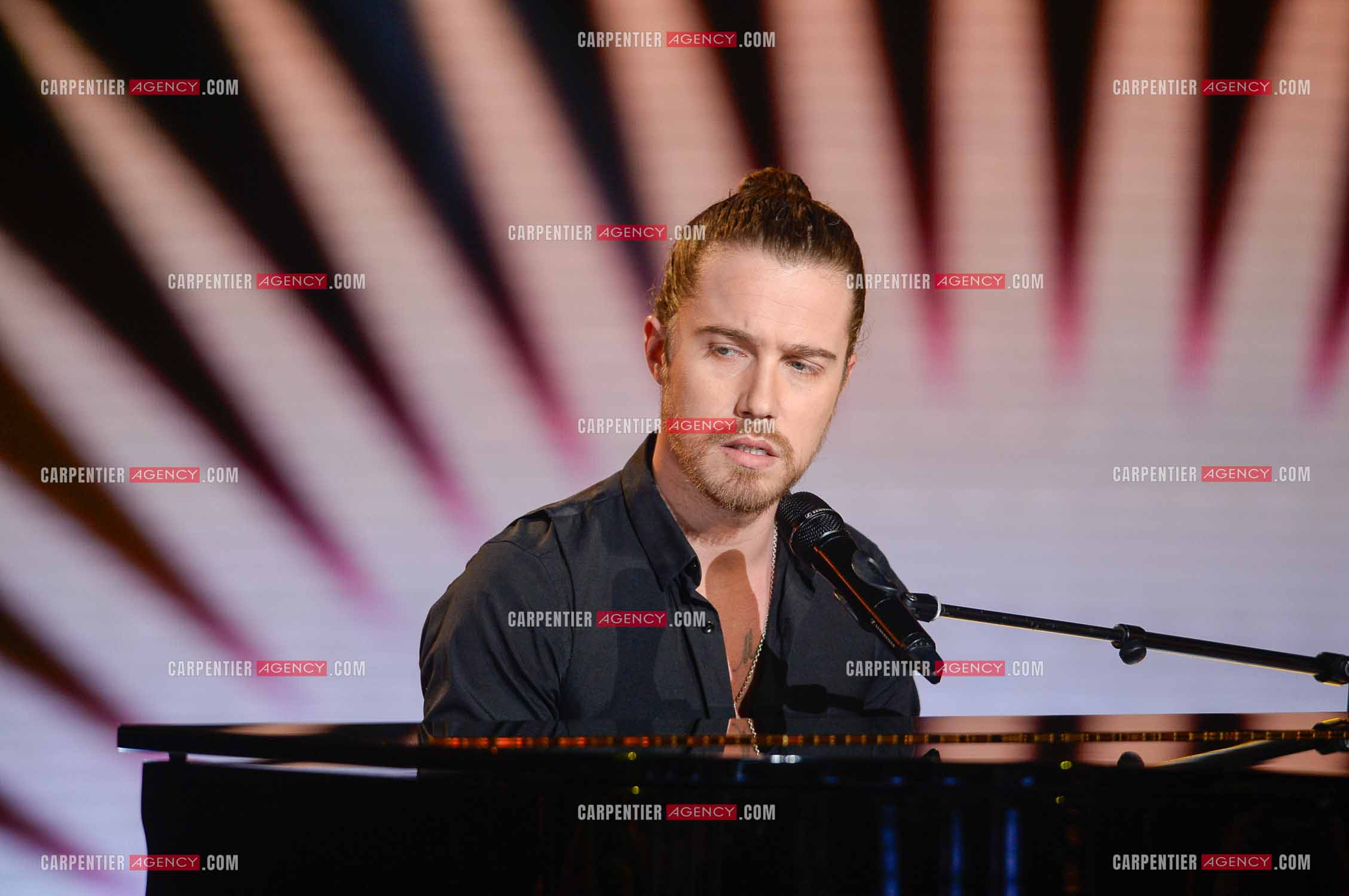 Le chanteur Julien Doré invité de l'émission The Voice.   ( Exclusif )