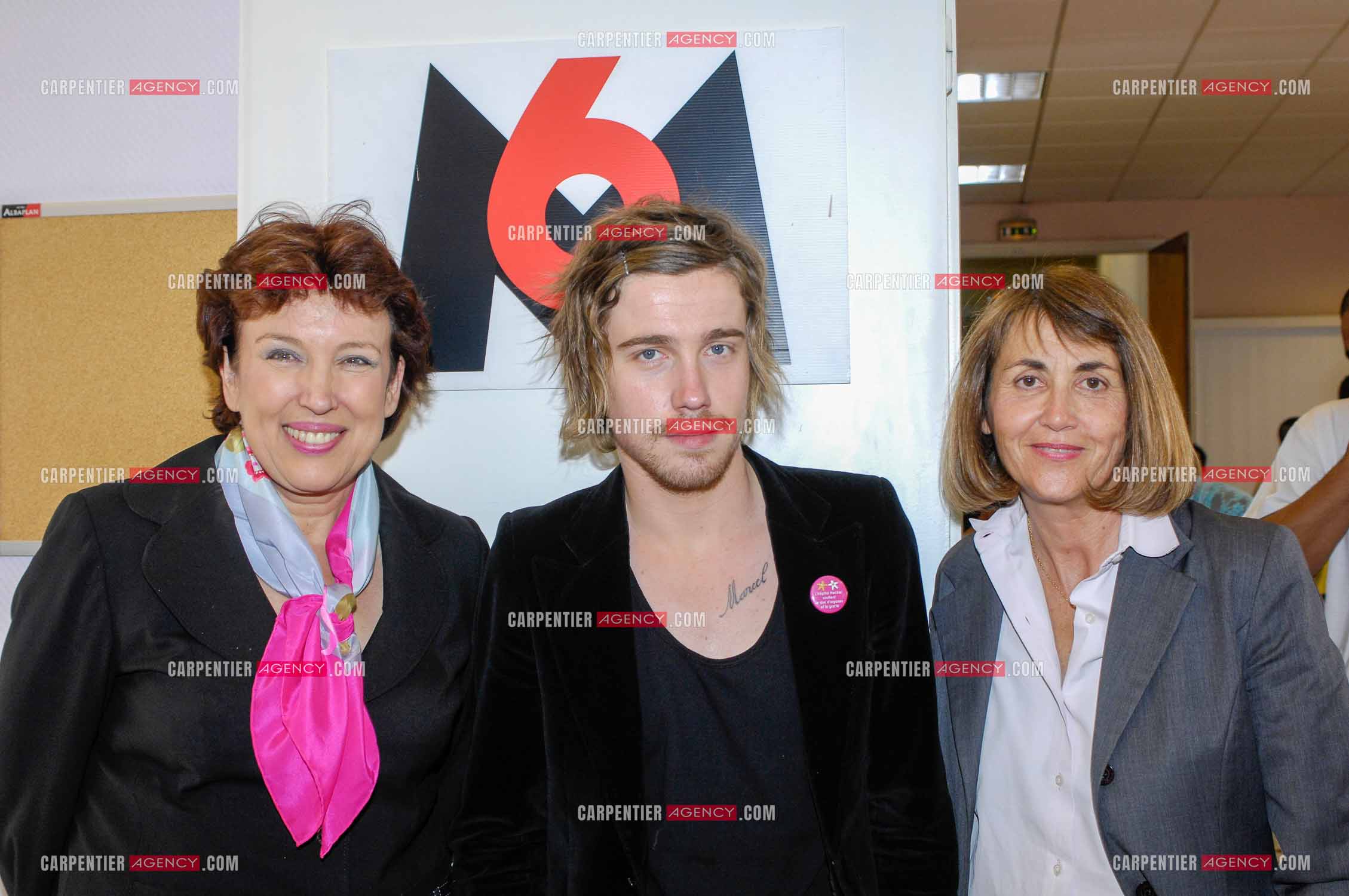 Concert privé pour le soutient du don d'organes et de la greffe dans l'enceinte de l'hôpital Neker à Paris " NECK'AIR DE MUSIQUE “ .  Le gagnant de la Nouvelle Star 2007 Julien Doré entouré de la Ministre de la Culture et de la Communication, porte-parole du gouvernement Madame Christine Albanel et la Ministre de la Santé, de la Jeunesse et des Sports Madame Roselyne Bachelot. ( Exclusif )