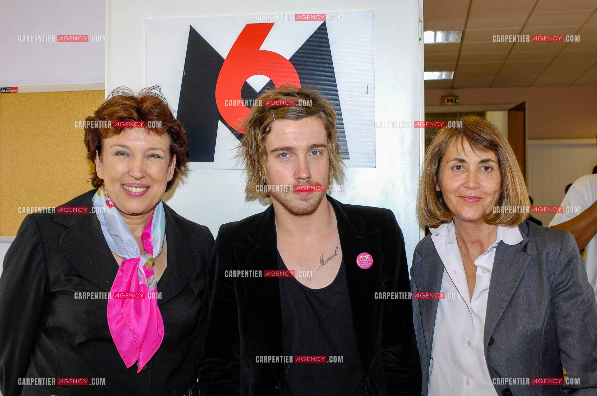 Concert privé pour le soutient du don d'organes et de la greffe dans l'enceinte de l'hôpital Neker à Paris " NECK'AIR DE MUSIQUE “ .  Le gagnant de la Nouvelle Star 2007 Julien Doré entouré de la Ministre de la Culture et de la Communication, porte-parole du gouvernement Madame Christine Albanel et la Ministre de la Santé, de la Jeunesse et des Sports Madame Roselyne Bachelot. ( Exclusif )